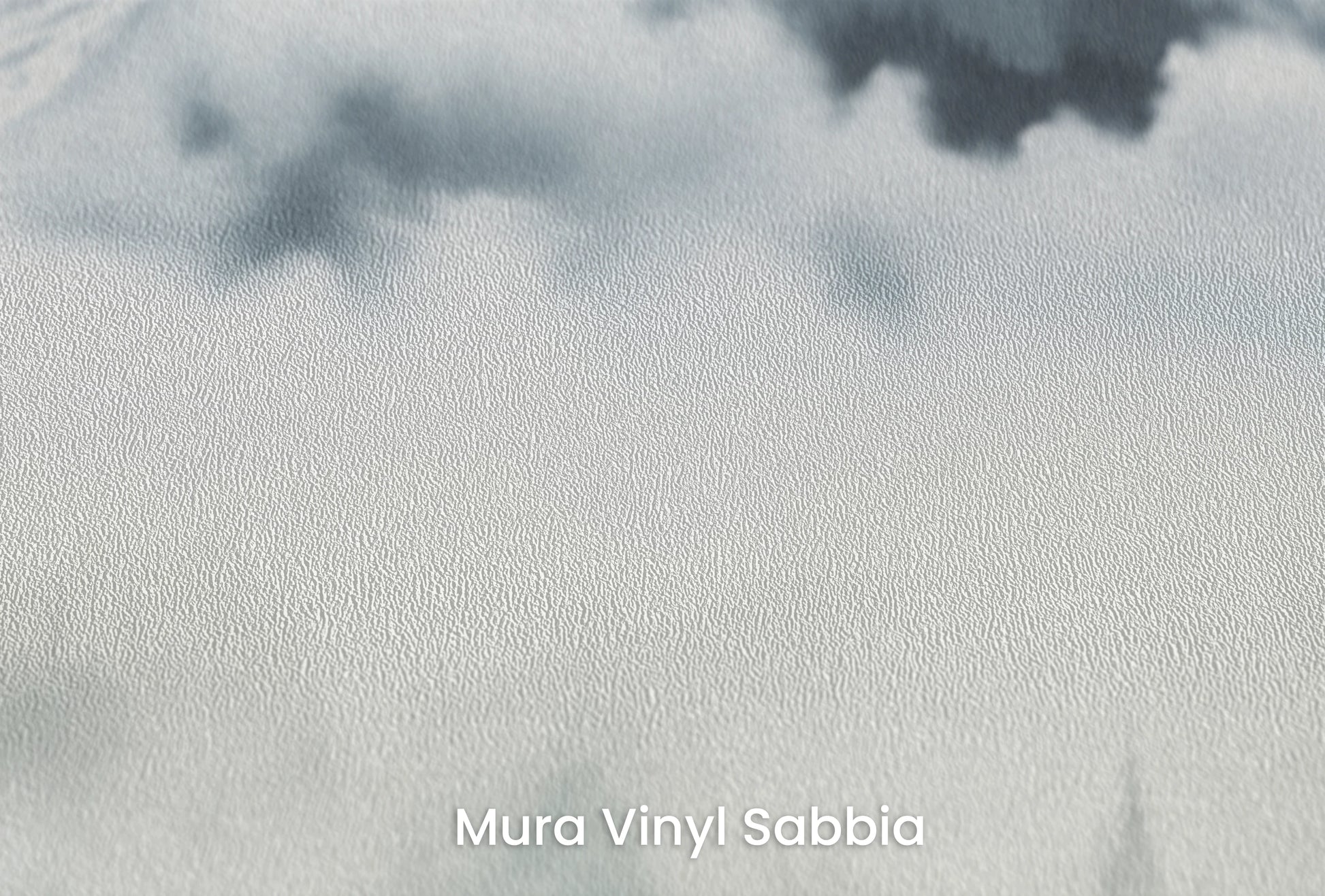 Zbliżenie na artystyczną fototapetę o nazwie Ethereal Mountain Whisper na podłożu Mura Vinyl Sabbia struktura grubego ziarna piasku.