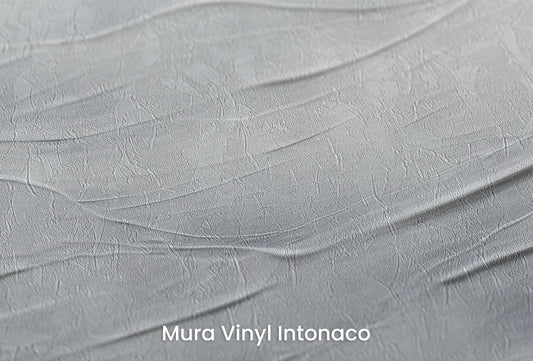 Zbliżenie na artystyczną fototapetę o nazwie Tranquil Current na podłożu Mura Vinyl Intonaco - struktura tartego tynku.