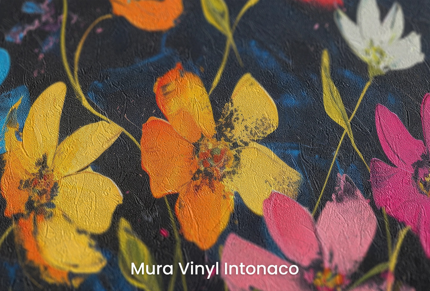 Zbliżenie na artystyczną fototapetę o nazwie Cosmic Garden na podłożu Mura Vinyl Intonaco - struktura tartego tynku.