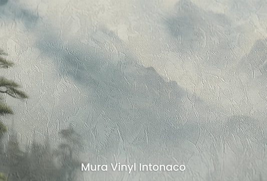 Zbliżenie na artystyczną fototapetę o nazwie Serene Mountain Lake na podłożu Mura Vinyl Intonaco - struktura tartego tynku.
