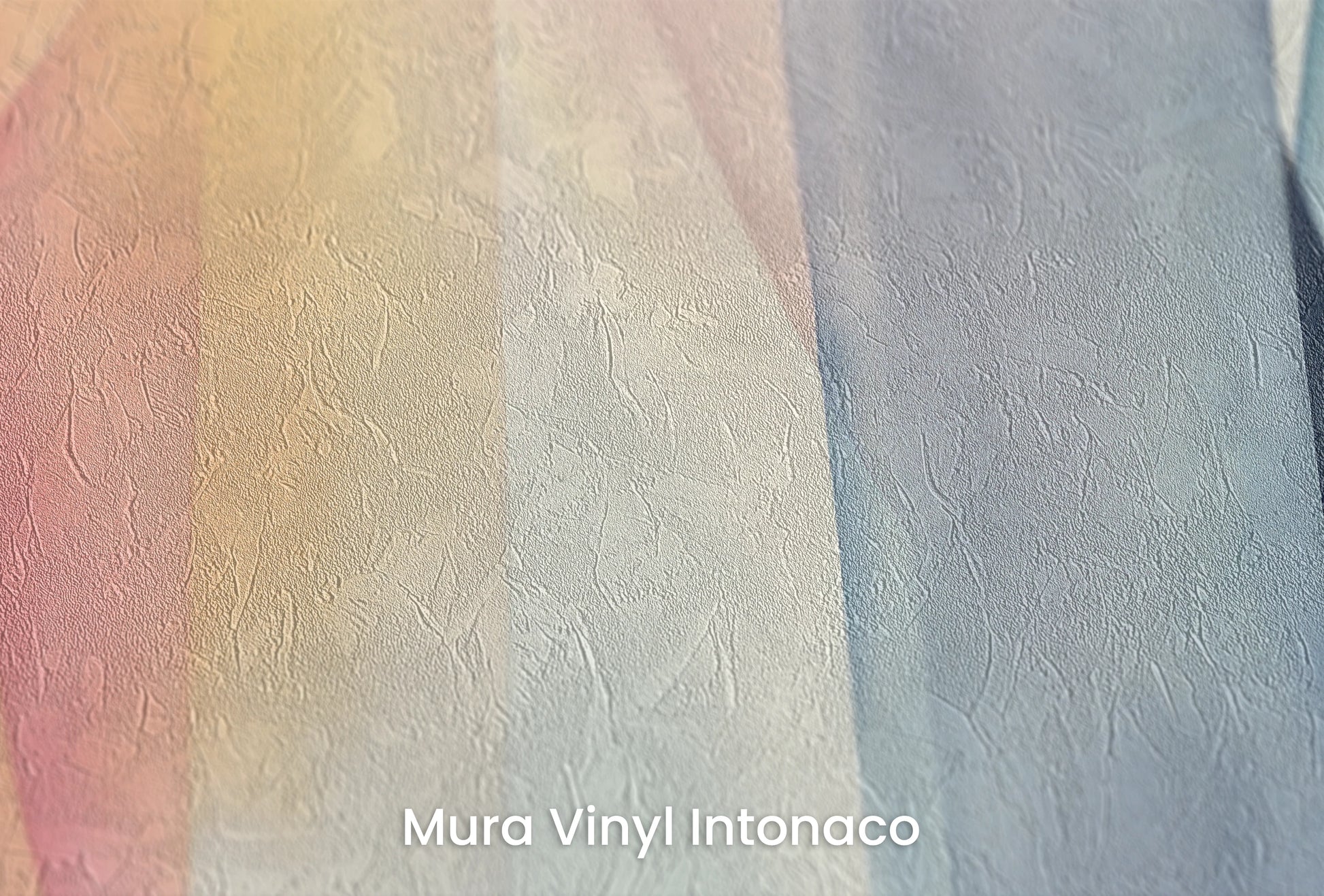 Zbliżenie na artystyczną fototapetę o nazwie Pastel Geometry na podłożu Mura Vinyl Intonaco - struktura tartego tynku.