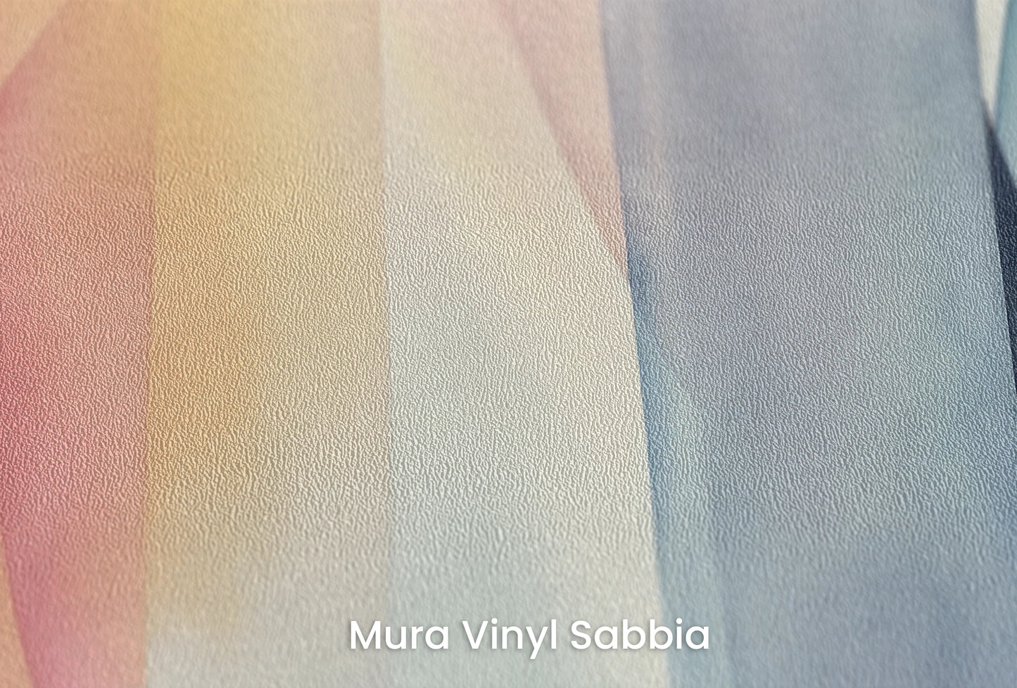 Zbliżenie na artystyczną fototapetę o nazwie Pastel Geometry na podłożu Mura Vinyl Sabbia struktura grubego ziarna piasku.
