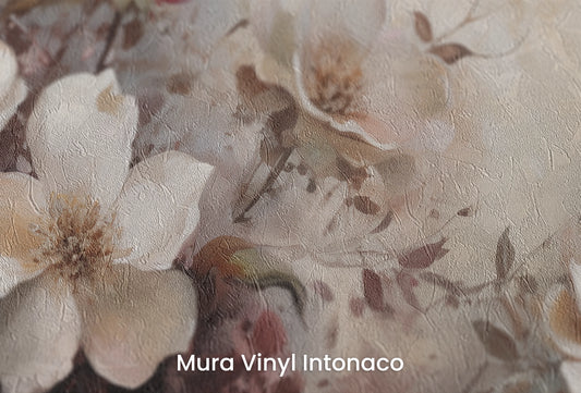 Zbliżenie na artystyczną fototapetę o nazwie Serene Magnolias na podłożu Mura Vinyl Intonaco - struktura tartego tynku.