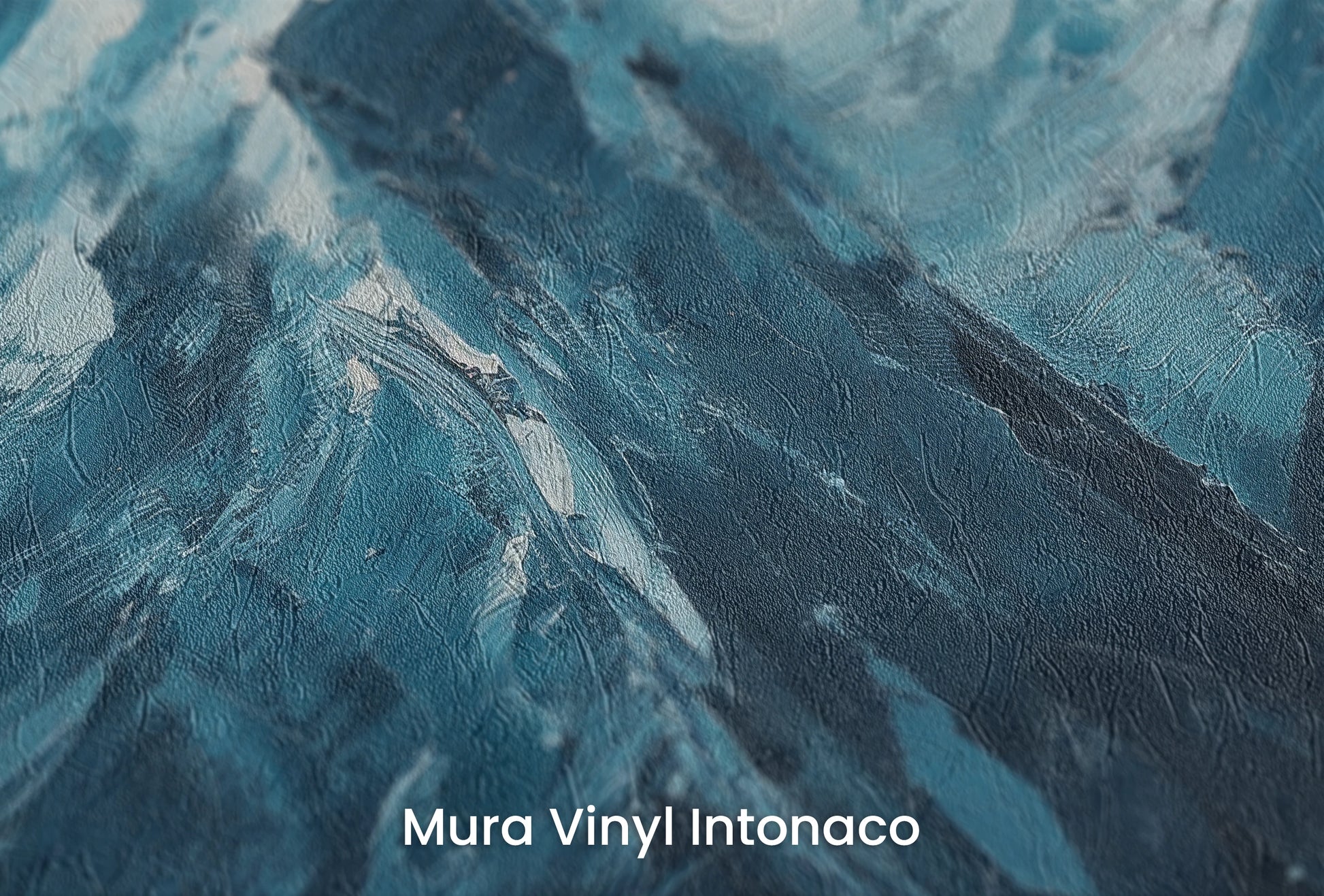 Zbliżenie na artystyczną fototapetę o nazwie Sapphire Peaks na podłożu Mura Vinyl Intonaco - struktura tartego tynku.