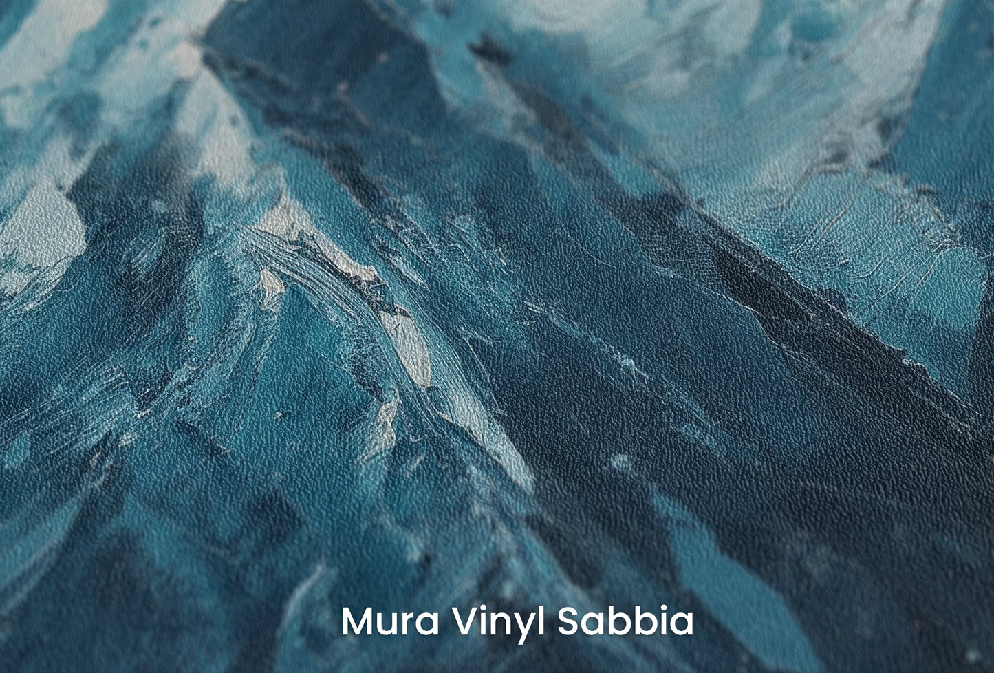 Zbliżenie na artystyczną fototapetę o nazwie Sapphire Peaks na podłożu Mura Vinyl Sabbia struktura grubego ziarna piasku.