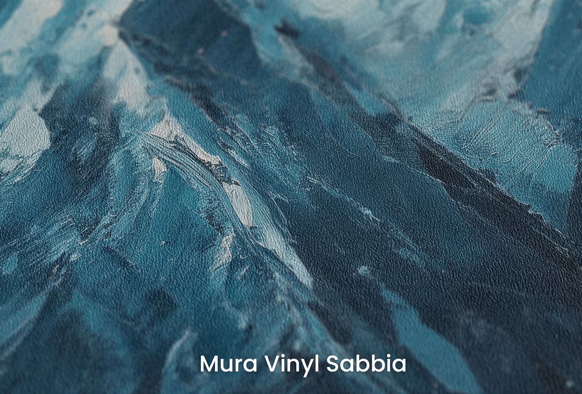 Zbliżenie na artystyczną fototapetę o nazwie Sapphire Peaks na podłożu Mura Vinyl Sabbia struktura grubego ziarna piasku.
