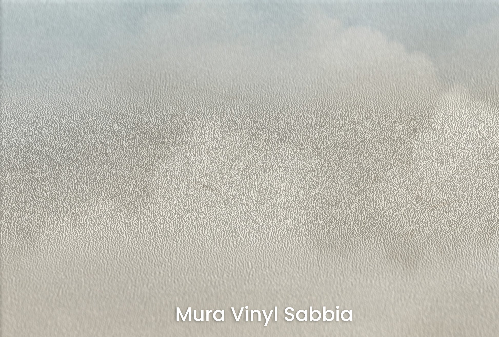 Zbliżenie na artystyczną fototapetę o nazwie CLOUDS OF SERENE MAJESTY na podłożu Mura Vinyl Sabbia struktura grubego ziarna piasku.