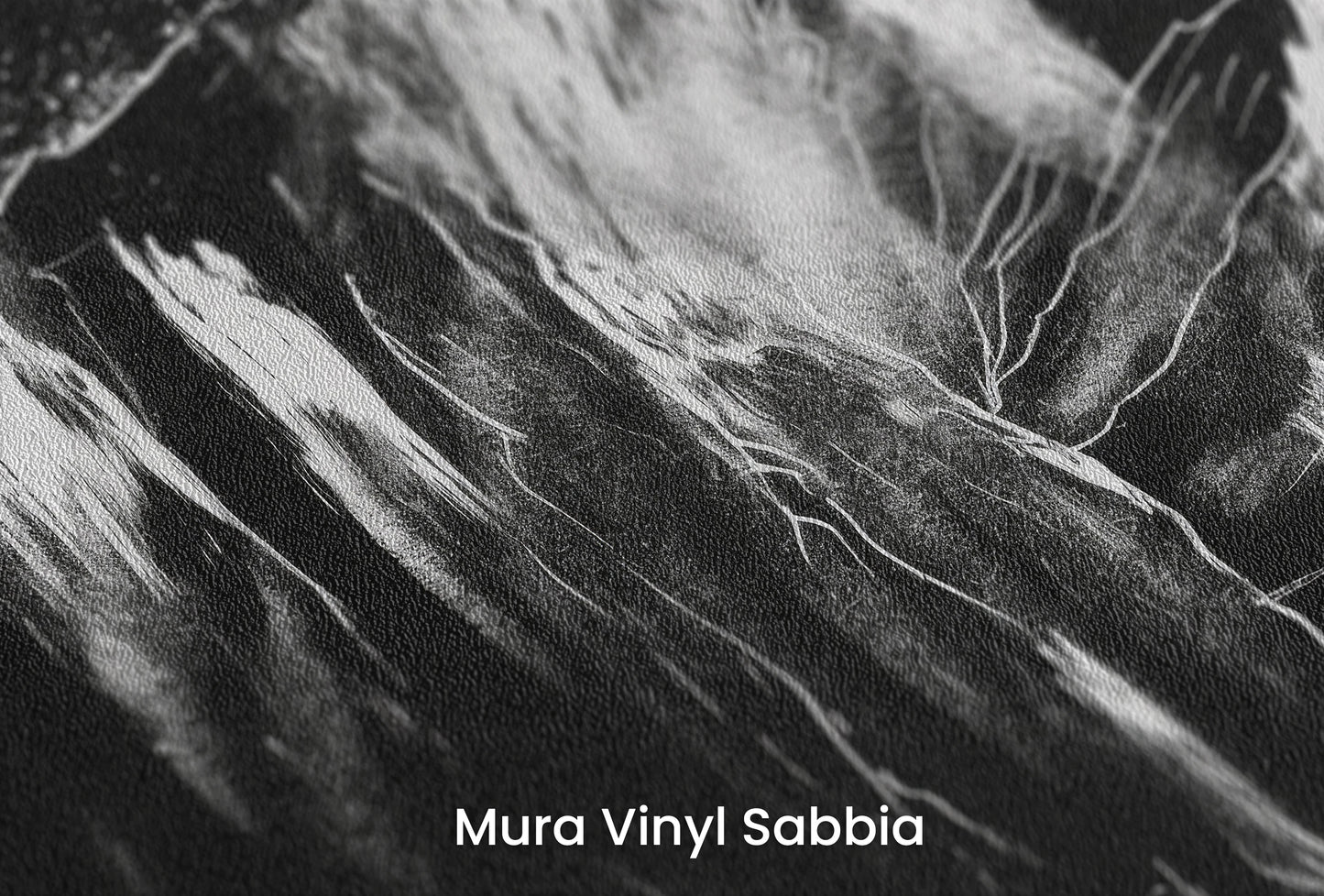 Zbliżenie na artystyczną fototapetę o nazwie Charcoal Edges na podłożu Mura Vinyl Sabbia struktura grubego ziarna piasku.