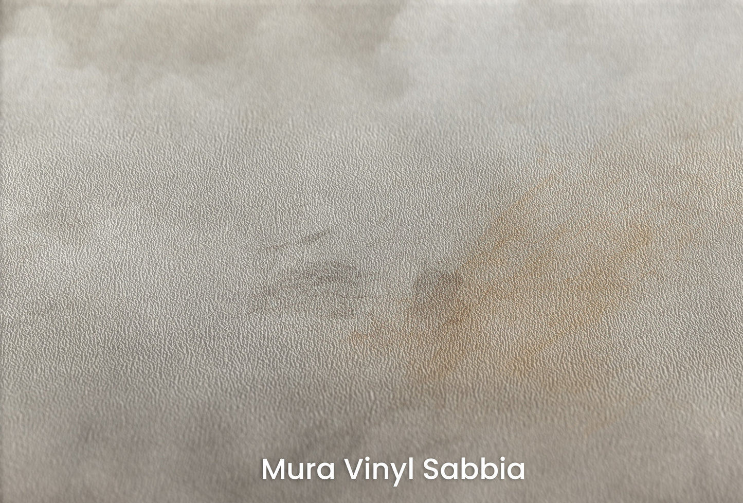 Zbliżenie na artystyczną fototapetę o nazwie STORM'S BREATH CANVAS na podłożu Mura Vinyl Sabbia struktura grubego ziarna piasku.