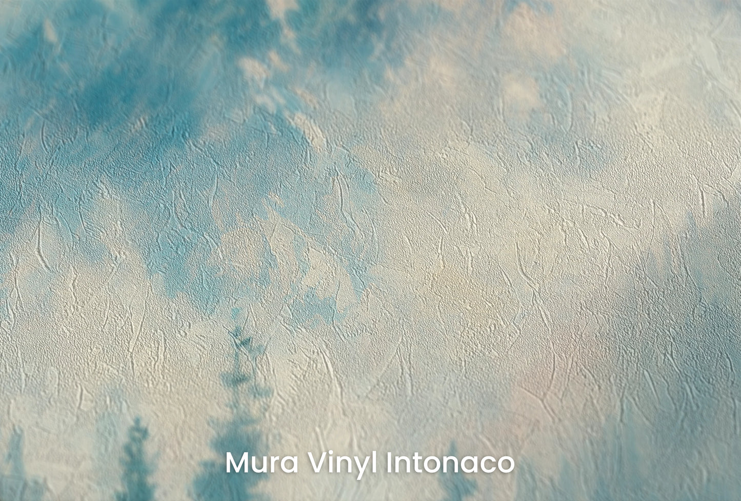 Zbliżenie na artystyczną fototapetę o nazwie Misty Forest Peaks na podłożu Mura Vinyl Intonaco - struktura tartego tynku.