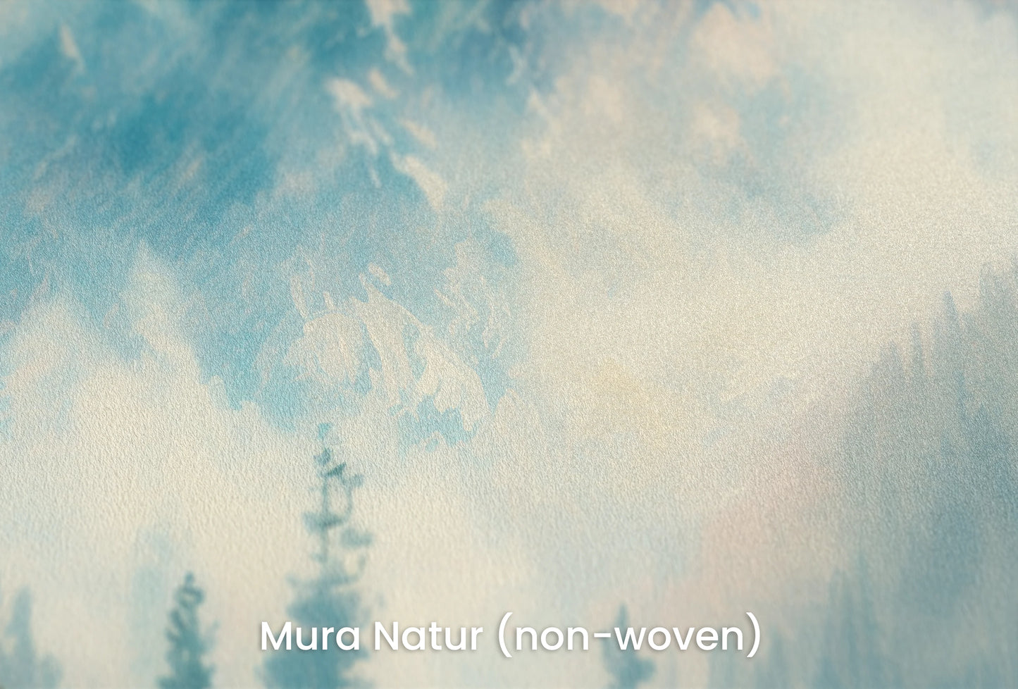 Zbliżenie na artystyczną fototapetę o nazwie Misty Forest Peaks na podłożu Mura Natur (non-woven) - naturalne i ekologiczne podłoże.