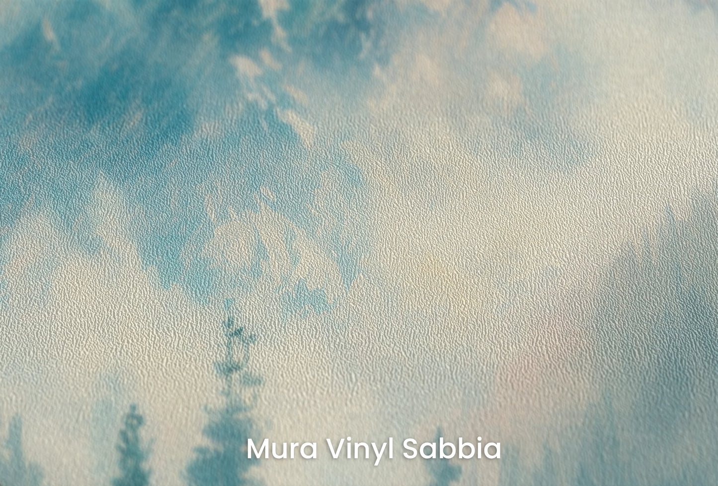 Zbliżenie na artystyczną fototapetę o nazwie Misty Forest Peaks na podłożu Mura Vinyl Sabbia struktura grubego ziarna piasku.