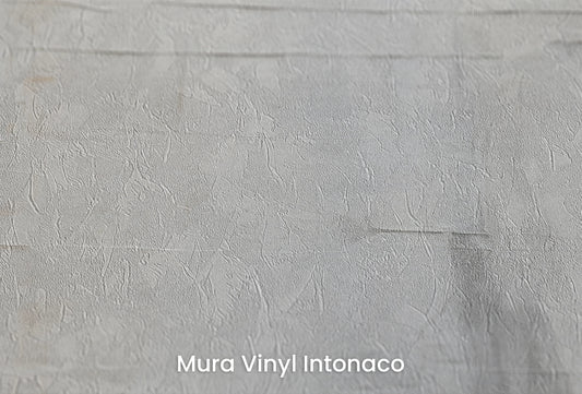 Zbliżenie na artystyczną fototapetę o nazwie Whispering Strata na podłożu Mura Vinyl Intonaco - struktura tartego tynku.