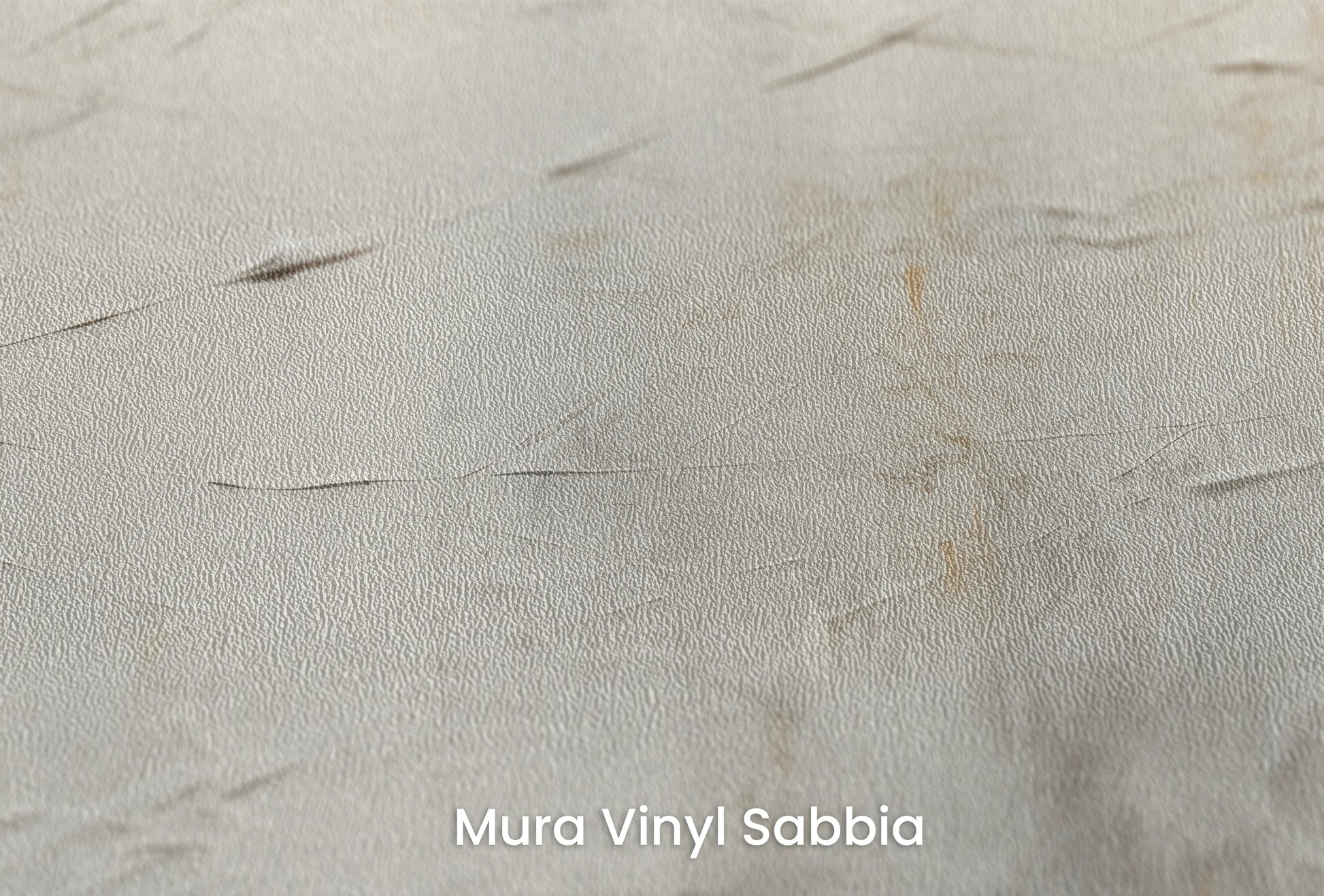 Zbliżenie na artystyczną fototapetę o nazwie Golden Threads na podłożu Mura Vinyl Sabbia struktura grubego ziarna piasku.