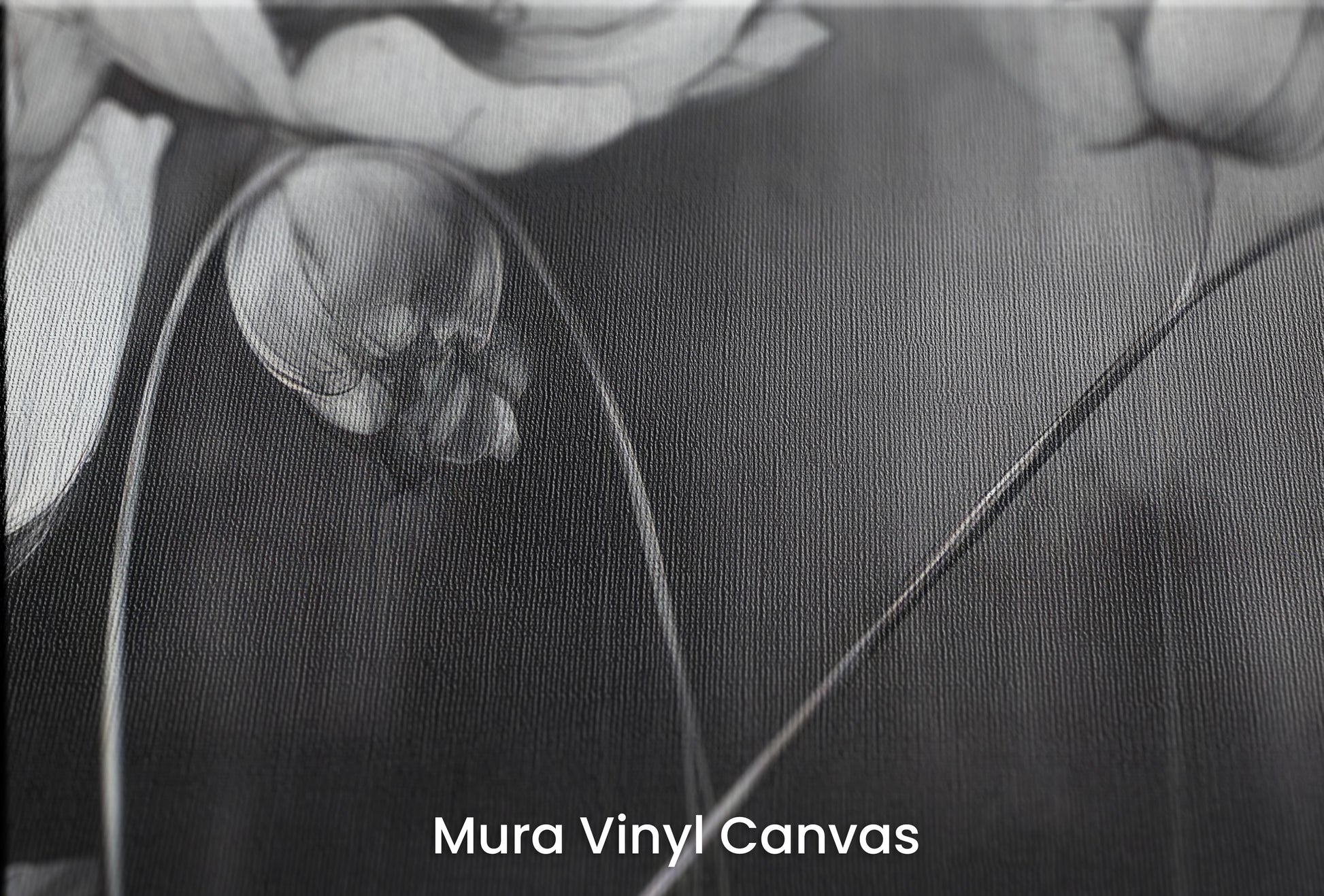 Zbliżenie na artystyczną fototapetę o nazwie SILVER PETALS DANCE na podłożu Mura Vinyl Canvas - faktura naturalnego płótna.