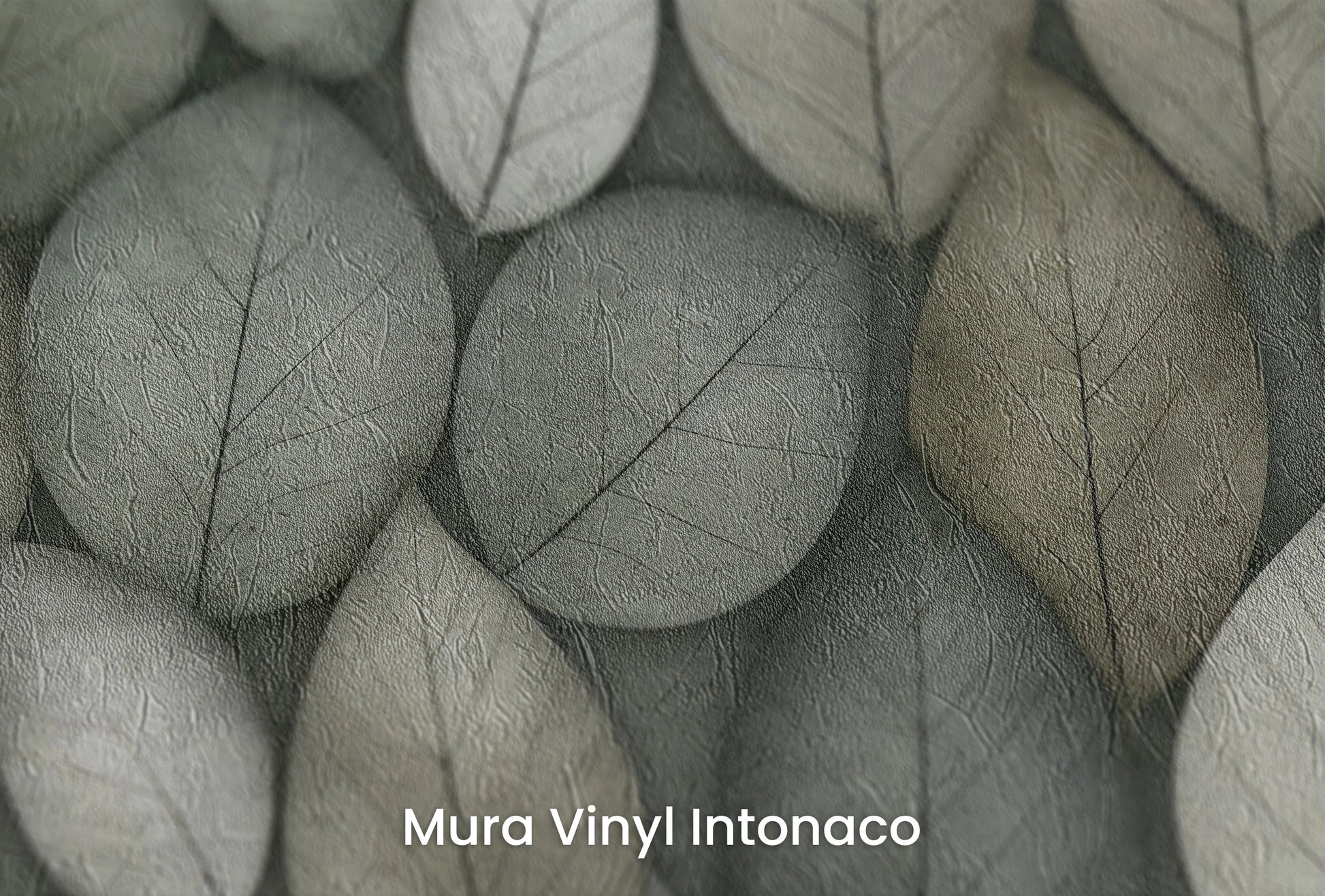 Zbliżenie na artystyczną fototapetę o nazwie Overlapping Nature na podłożu Mura Vinyl Intonaco - struktura tartego tynku.