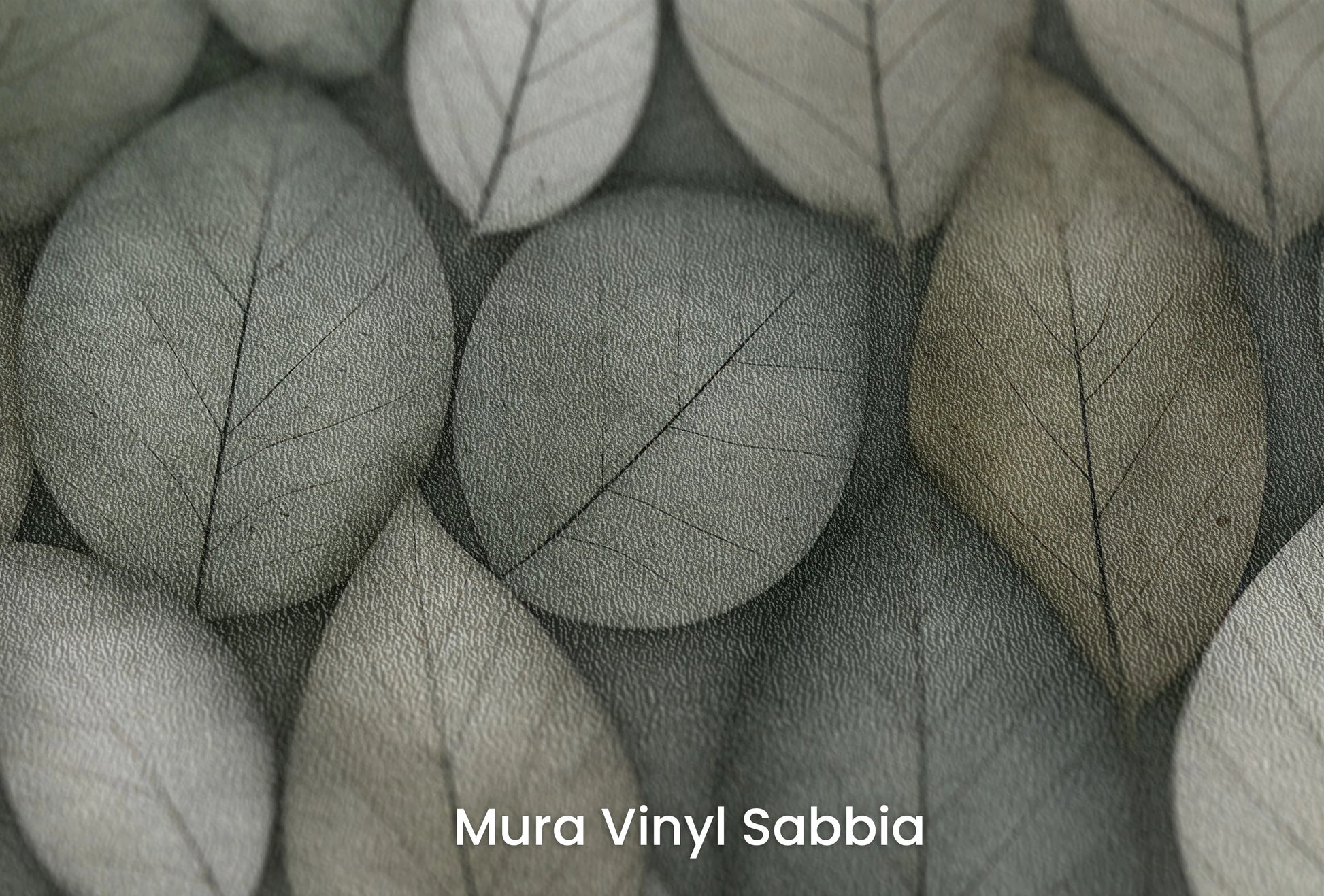 Zbliżenie na artystyczną fototapetę o nazwie Overlapping Nature na podłożu Mura Vinyl Sabbia struktura grubego ziarna piasku.