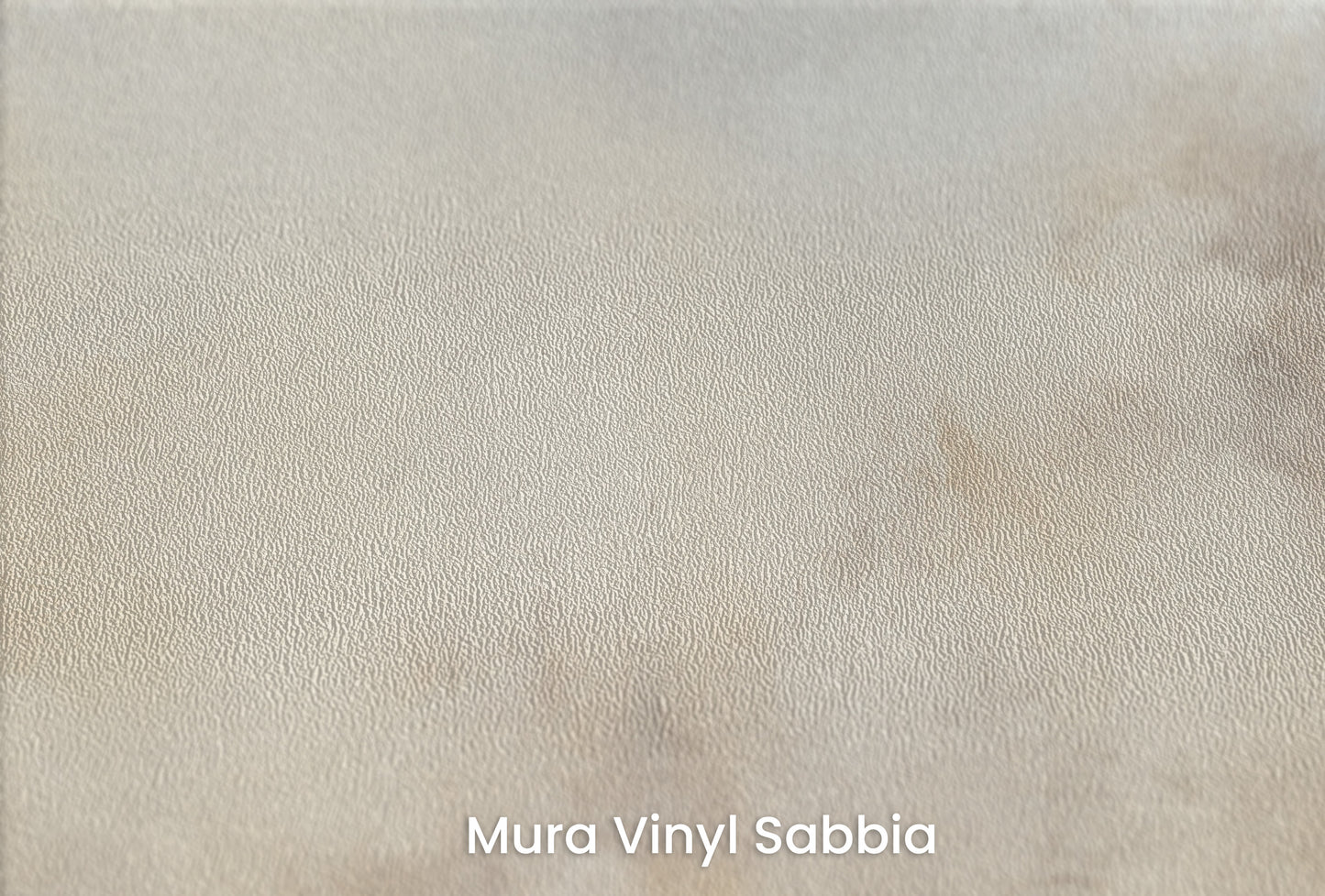 Zbliżenie na artystyczną fototapetę o nazwie CUMULUS ECHOES MURAL na podłożu Mura Vinyl Sabbia struktura grubego ziarna piasku.