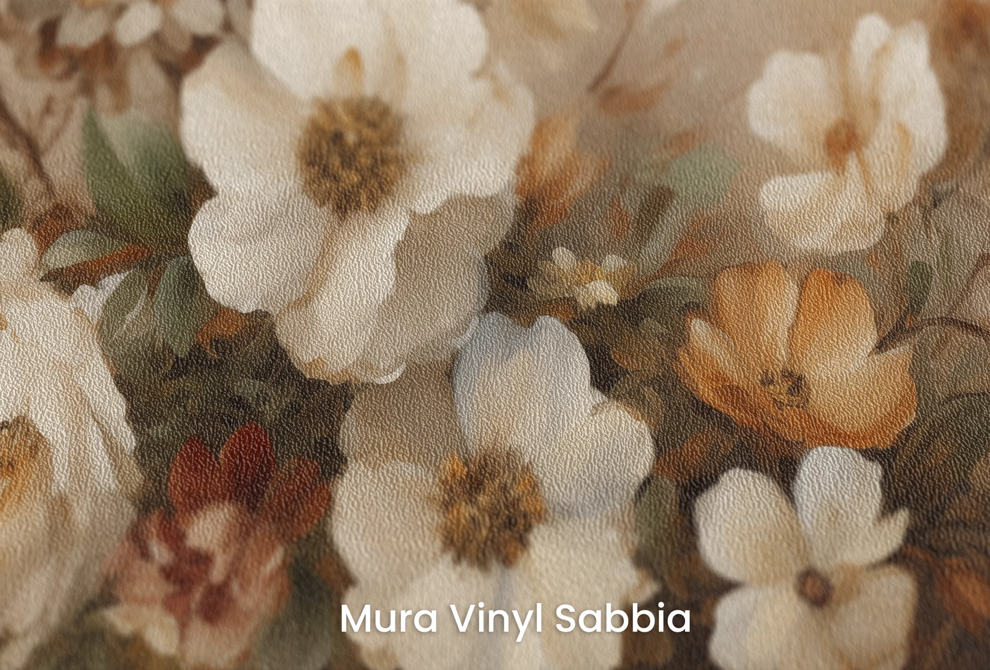 Zbliżenie na artystyczną fototapetę o nazwie Gentle Floral Whisper na podłożu Mura Vinyl Sabbia struktura grubego ziarna piasku.