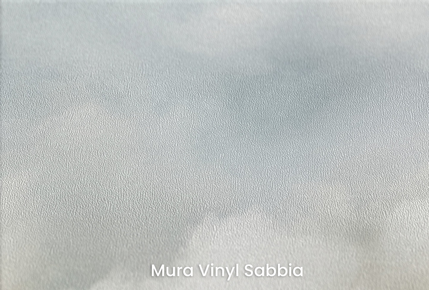 Zbliżenie na artystyczną fototapetę o nazwie CELESTIAL WHISPER SKY na podłożu Mura Vinyl Sabbia struktura grubego ziarna piasku.