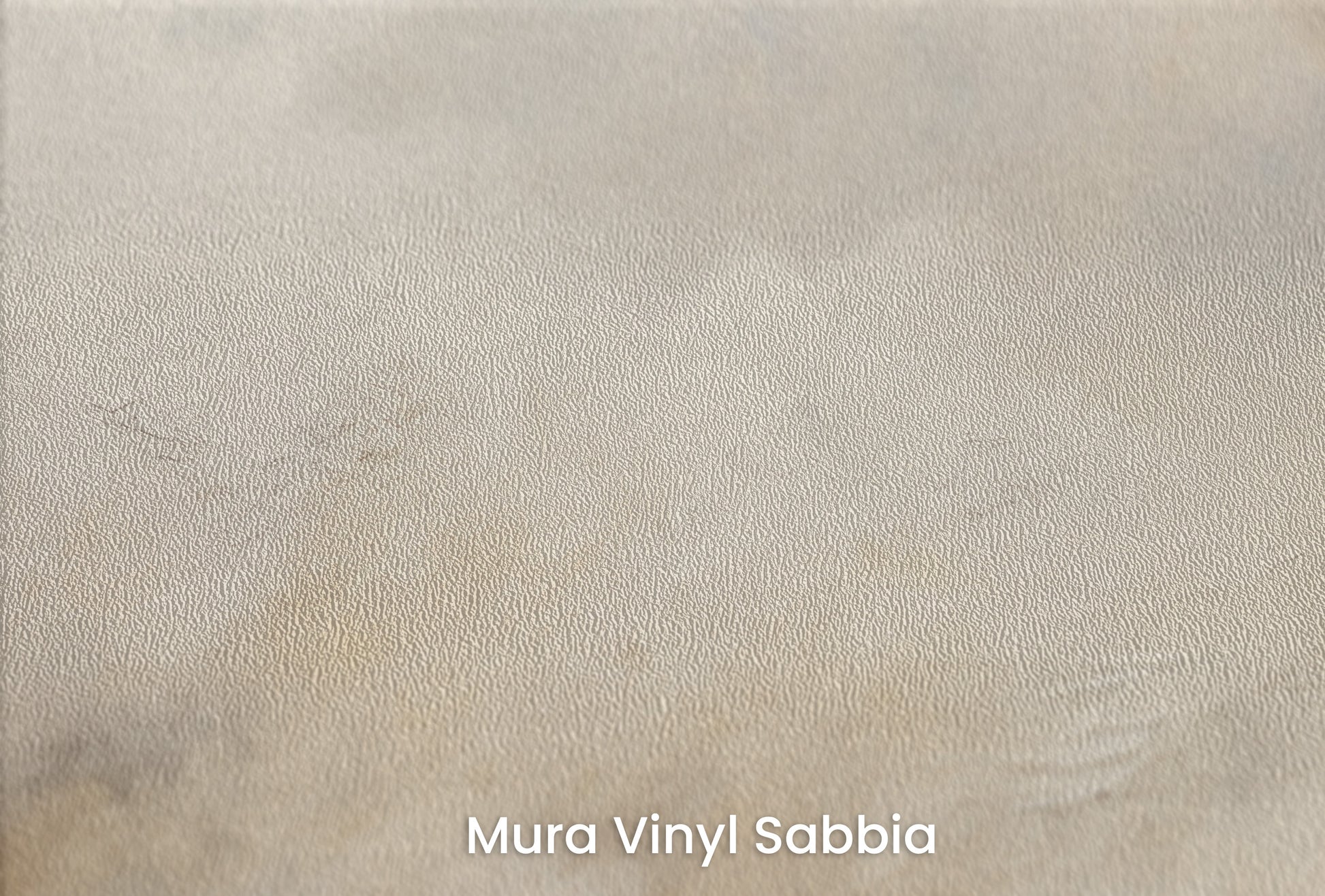 Zbliżenie na artystyczną fototapetę o nazwie CUMULUS ELEGANCE na podłożu Mura Vinyl Sabbia struktura grubego ziarna piasku.