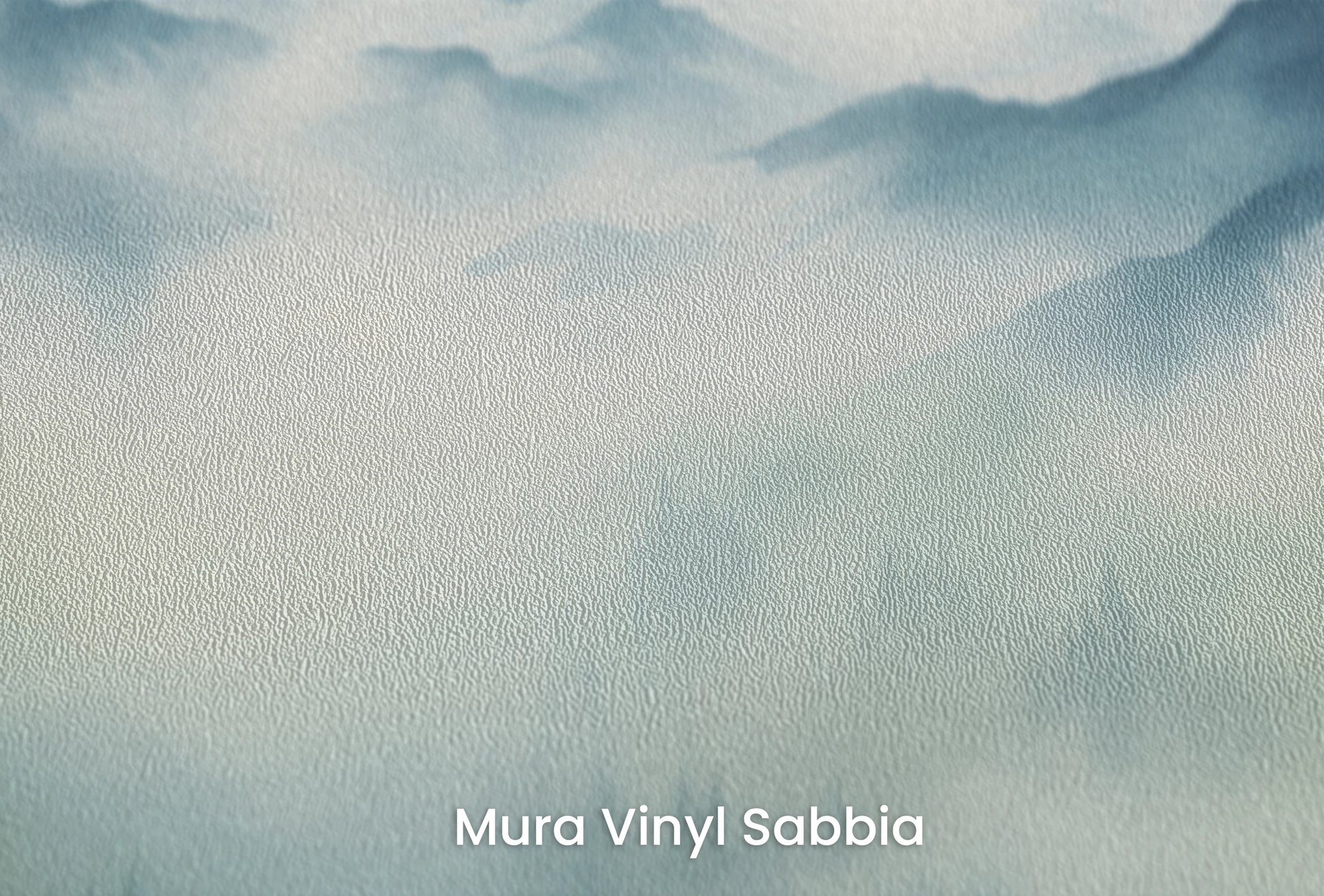 Zbliżenie na artystyczną fototapetę o nazwie Mist-Enshrouded Pines na podłożu Mura Vinyl Sabbia struktura grubego ziarna piasku.