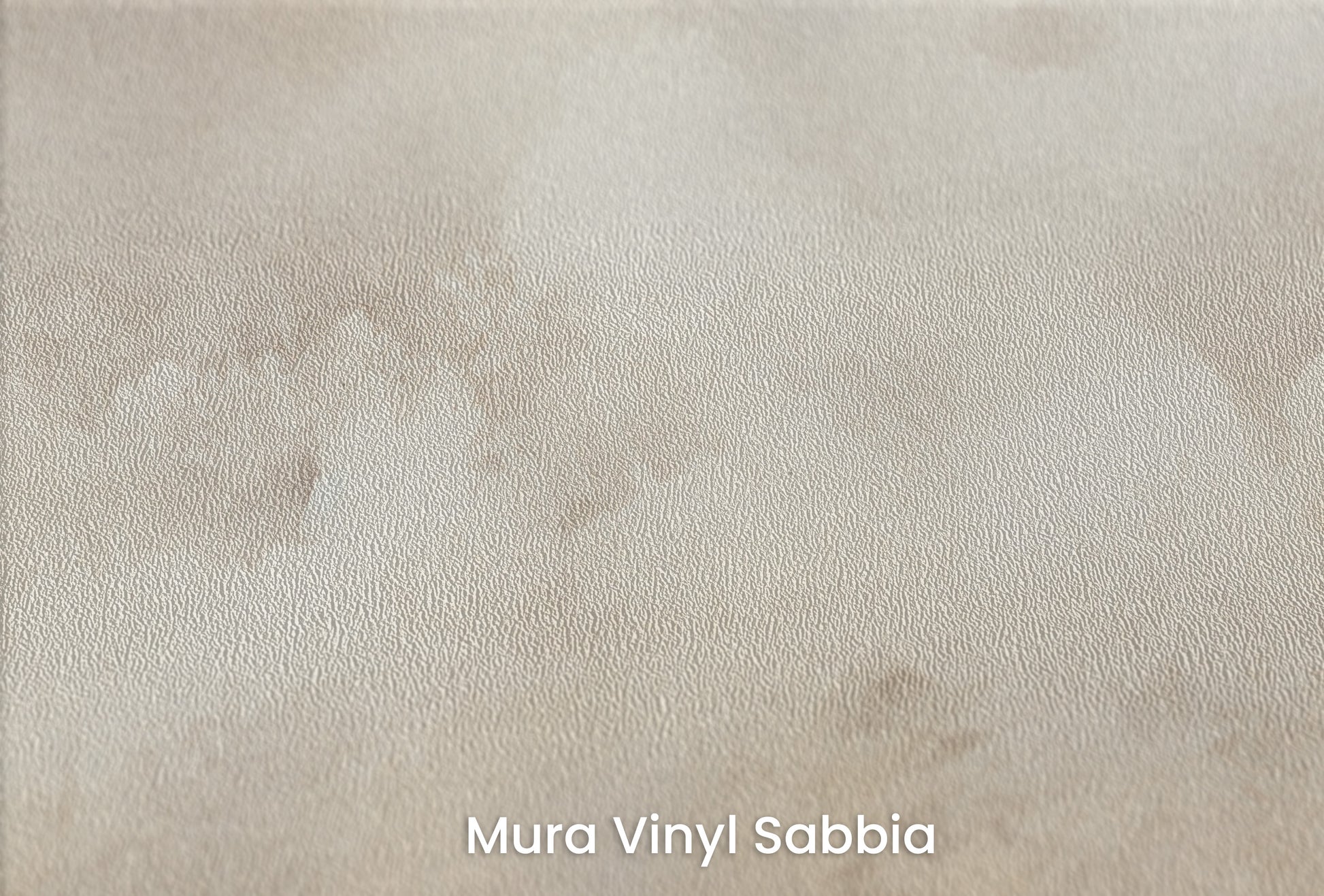 Zbliżenie na artystyczną fototapetę o nazwie GOLDEN MIST HAVEN na podłożu Mura Vinyl Sabbia struktura grubego ziarna piasku.