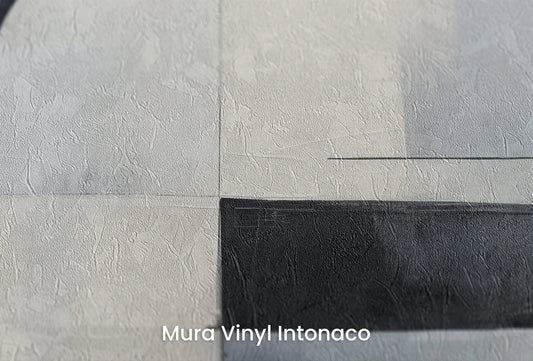 Zbliżenie na artystyczną fototapetę o nazwie Monochromatic Circle na podłożu Mura Vinyl Intonaco - struktura tartego tynku.