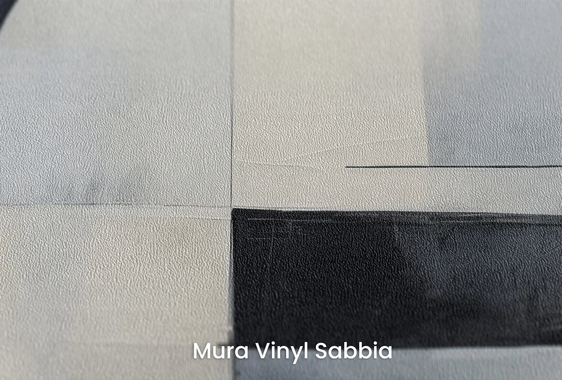 Zbliżenie na artystyczną fototapetę o nazwie Monochromatic Circle na podłożu Mura Vinyl Sabbia struktura grubego ziarna piasku.