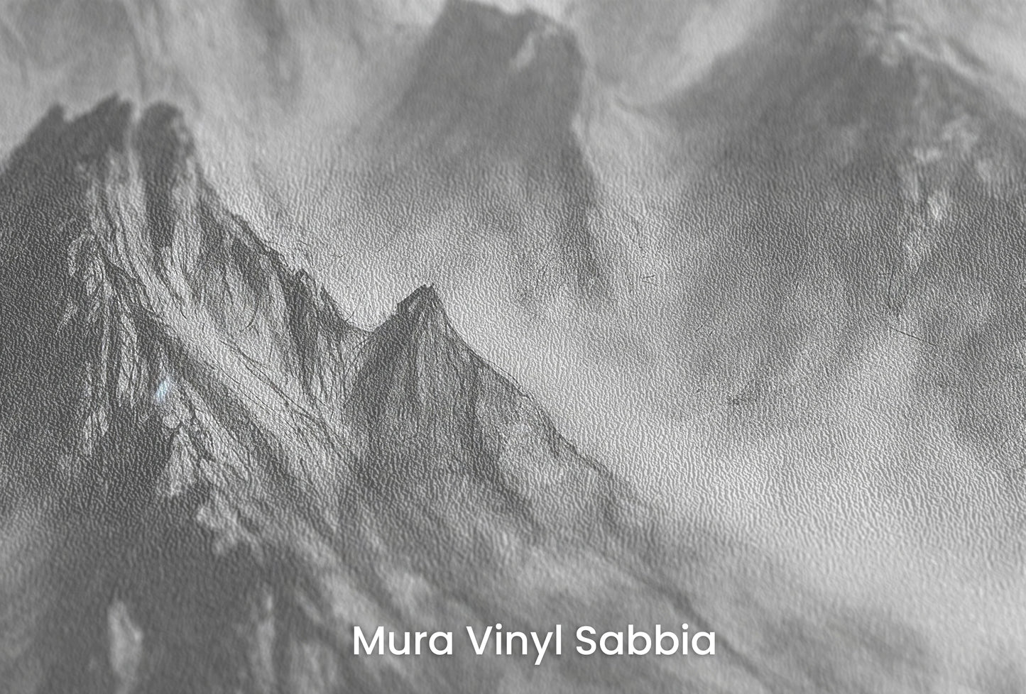 Zbliżenie na artystyczną fototapetę o nazwie Graphite Peaks na podłożu Mura Vinyl Sabbia struktura grubego ziarna piasku.