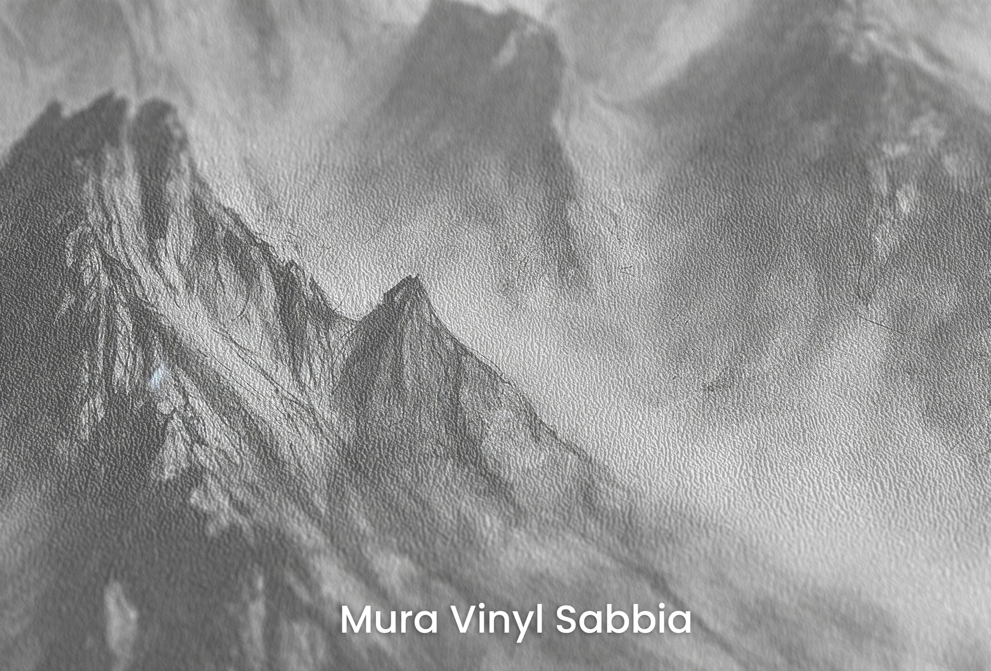 Zbliżenie na artystyczną fototapetę o nazwie Graphite Peaks na podłożu Mura Vinyl Sabbia struktura grubego ziarna piasku.