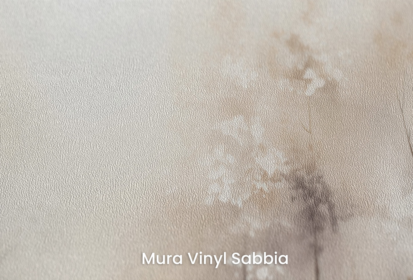 Zbliżenie na artystyczną fototapetę o nazwie DAWN'S GENTLE EMBRACE MURAL na podłożu Mura Vinyl Sabbia struktura grubego ziarna piasku.