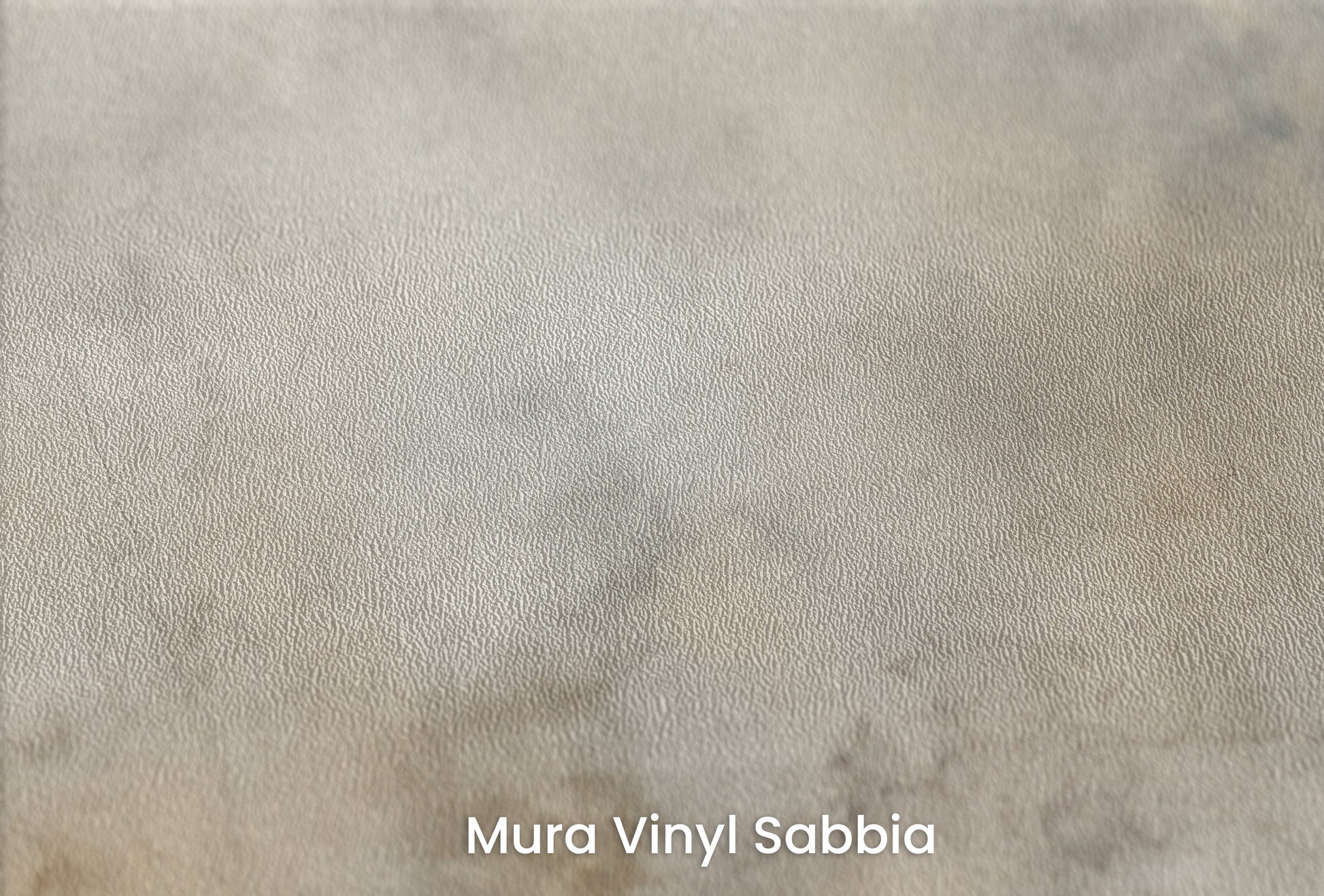 Zbliżenie na artystyczną fototapetę o nazwie ANTIQUE CLOUD TAPESTRY na podłożu Mura Vinyl Sabbia struktura grubego ziarna piasku.
