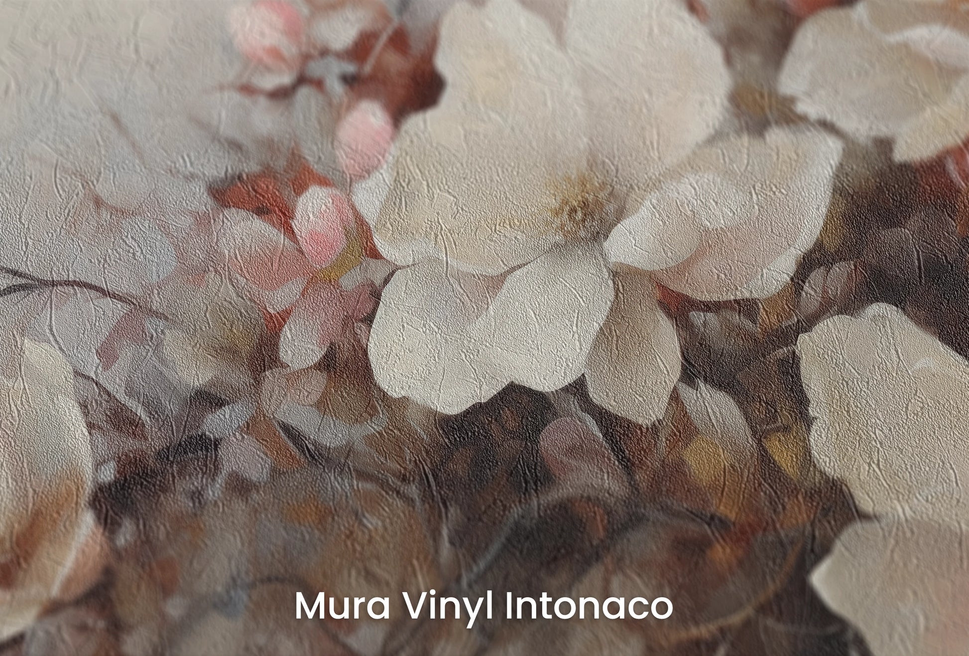 Zbliżenie na artystyczną fototapetę o nazwie Misty Blossom Haze na podłożu Mura Vinyl Intonaco - struktura tartego tynku.