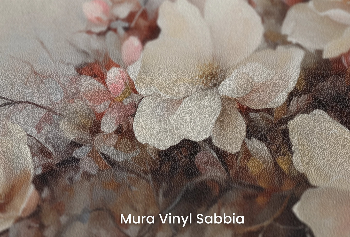 Zbliżenie na artystyczną fototapetę o nazwie Misty Blossom Haze na podłożu Mura Vinyl Sabbia struktura grubego ziarna piasku.