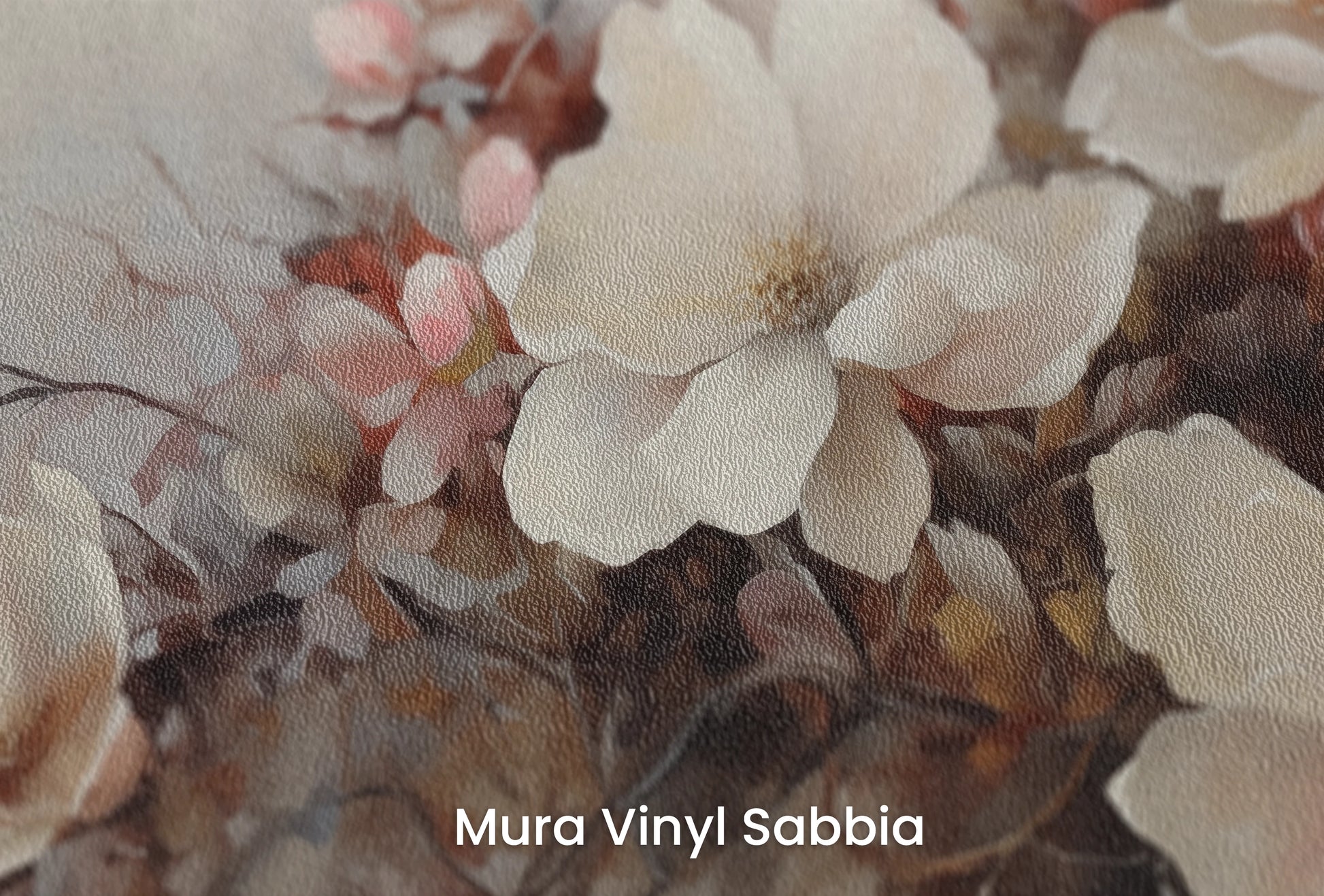 Zbliżenie na artystyczną fototapetę o nazwie Misty Blossom Haze na podłożu Mura Vinyl Sabbia struktura grubego ziarna piasku.