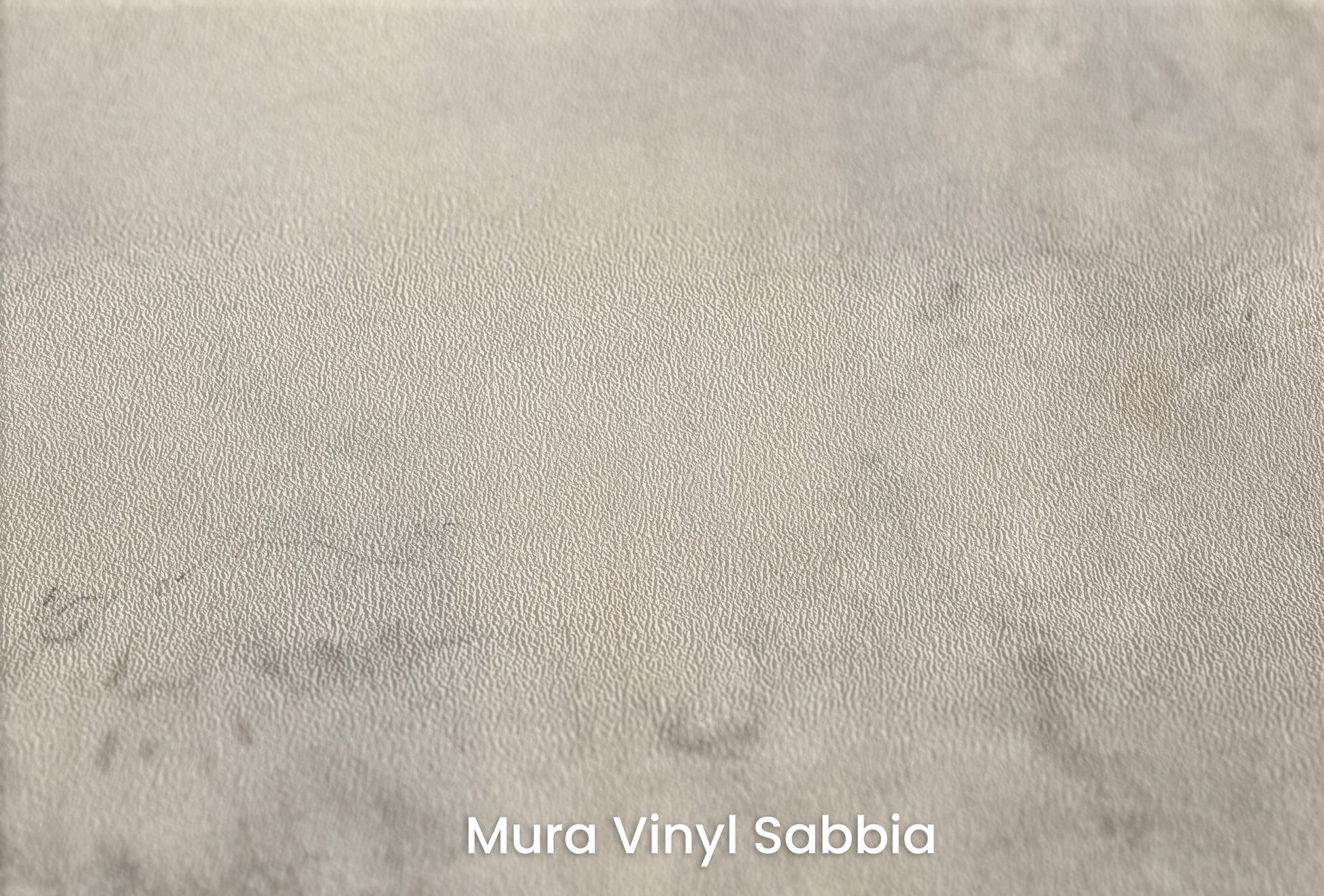 Zbliżenie na artystyczną fototapetę o nazwie MARBLE SKIES na podłożu Mura Vinyl Sabbia struktura grubego ziarna piasku.