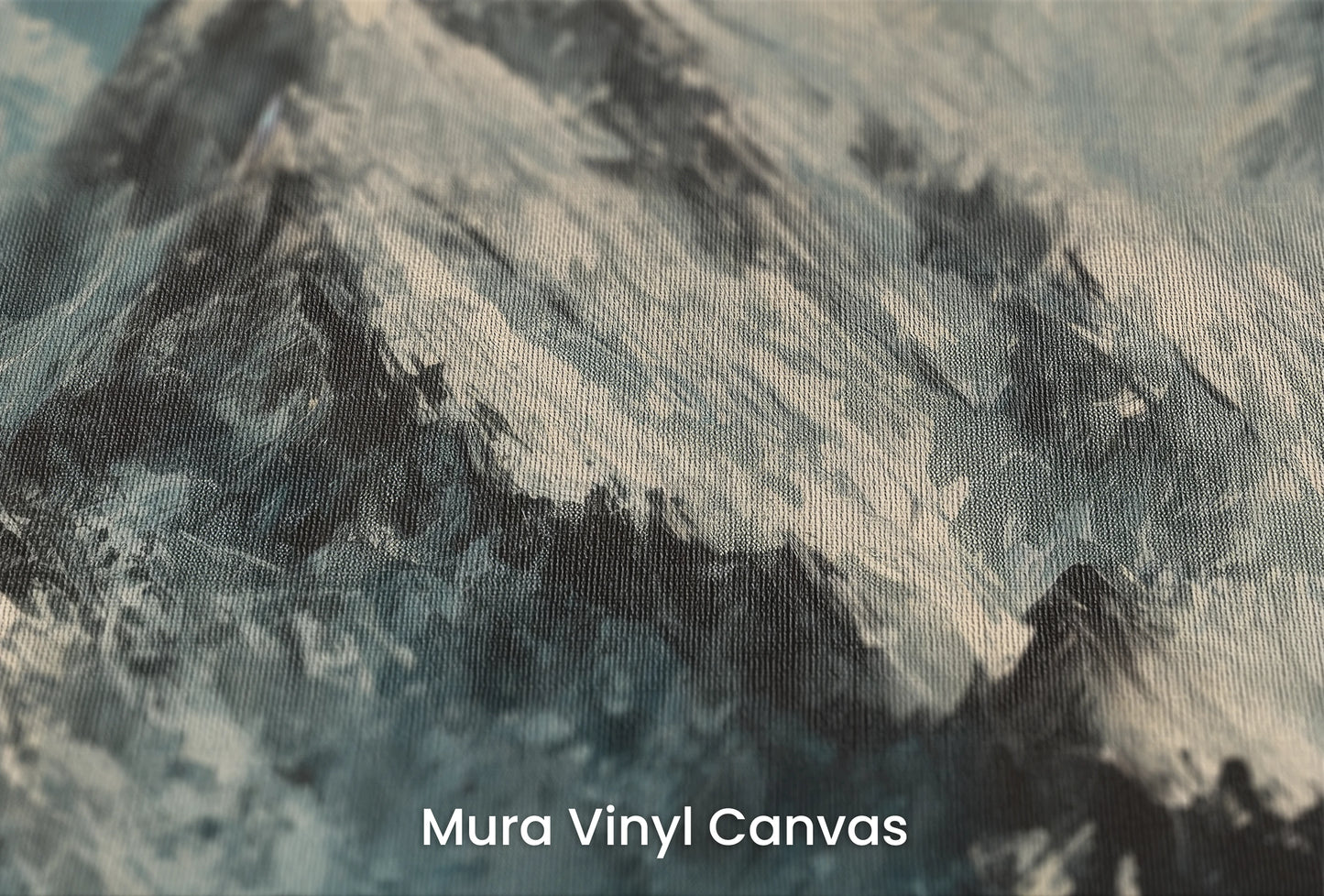Zbliżenie na artystyczną fototapetę o nazwie Misty Mountain Mystery na podłożu Mura Vinyl Canvas - faktura naturalnego płótna.
