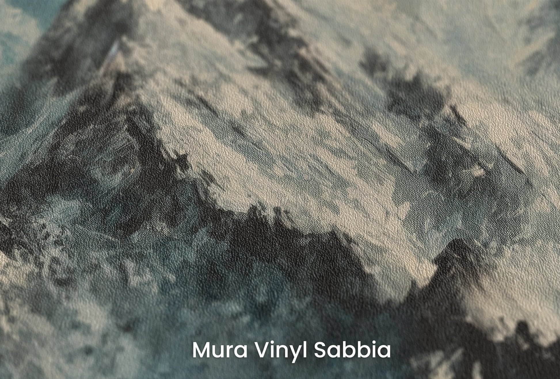 Zbliżenie na artystyczną fototapetę o nazwie Misty Mountain Mystery na podłożu Mura Vinyl Sabbia struktura grubego ziarna piasku.