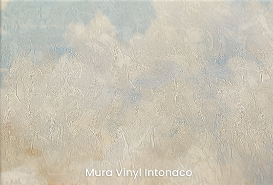 Zbliżenie na artystyczną fototapetę o nazwie HEAVENLY GLOW ATELIER na podłożu Mura Vinyl Intonaco - struktura tartego tynku.