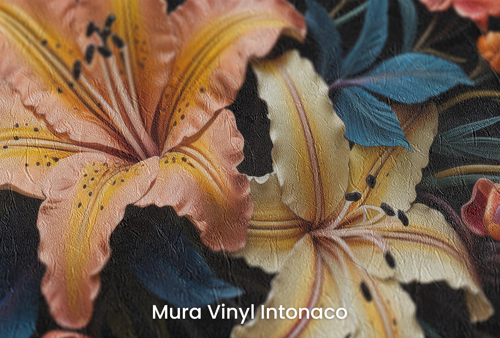 Zbliżenie na artystyczną fototapetę o nazwie Tropical Splendor na podłożu Mura Vinyl Intonaco - struktura tartego tynku.