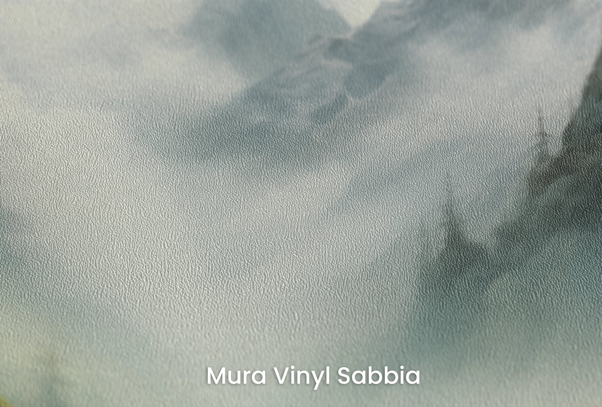 Zbliżenie na artystyczną fototapetę o nazwie Enchanted Valley na podłożu Mura Vinyl Sabbia struktura grubego ziarna piasku.