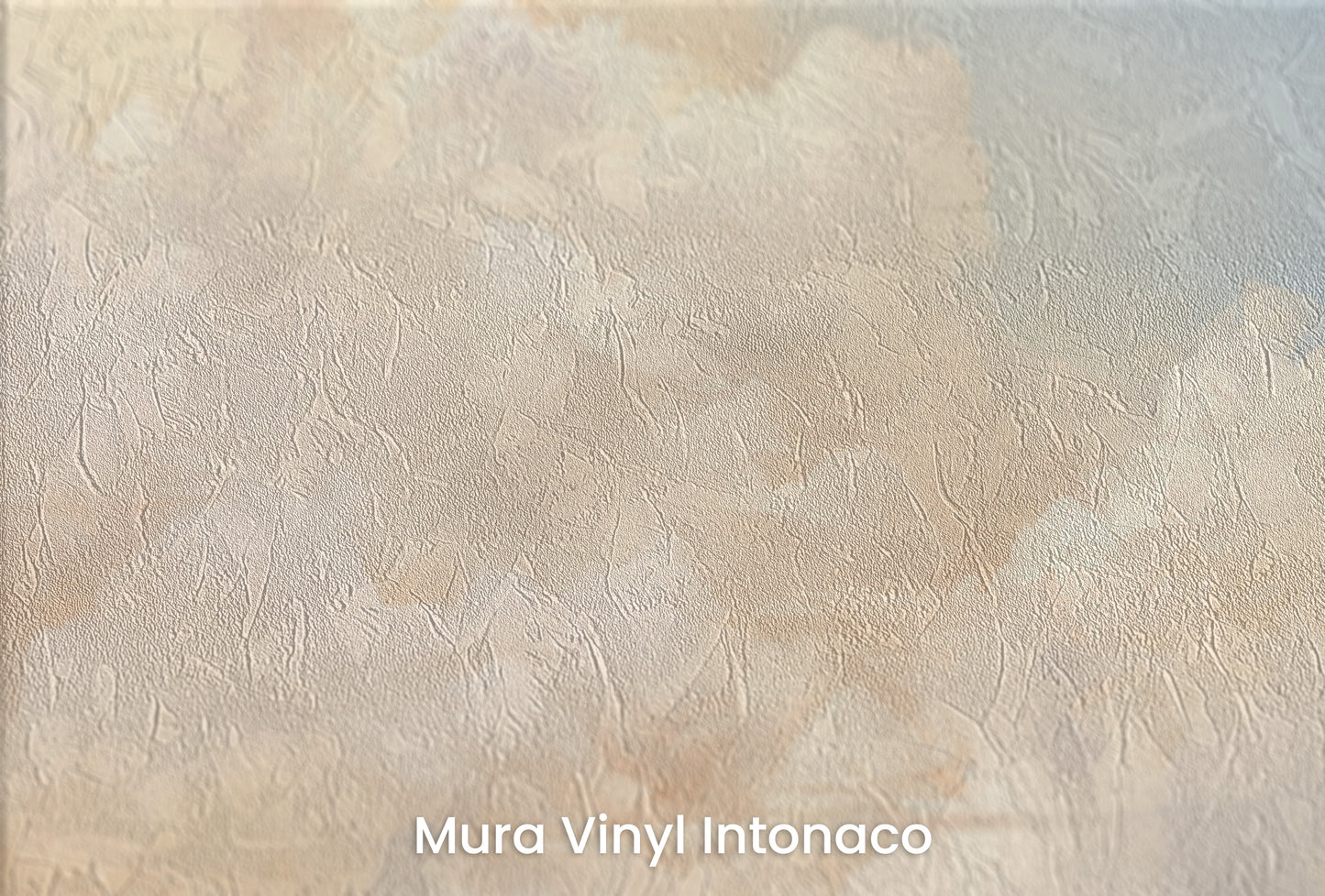 Zbliżenie na artystyczną fototapetę o nazwie CELESTIAL AMBER CASCADE na podłożu Mura Vinyl Intonaco - struktura tartego tynku.