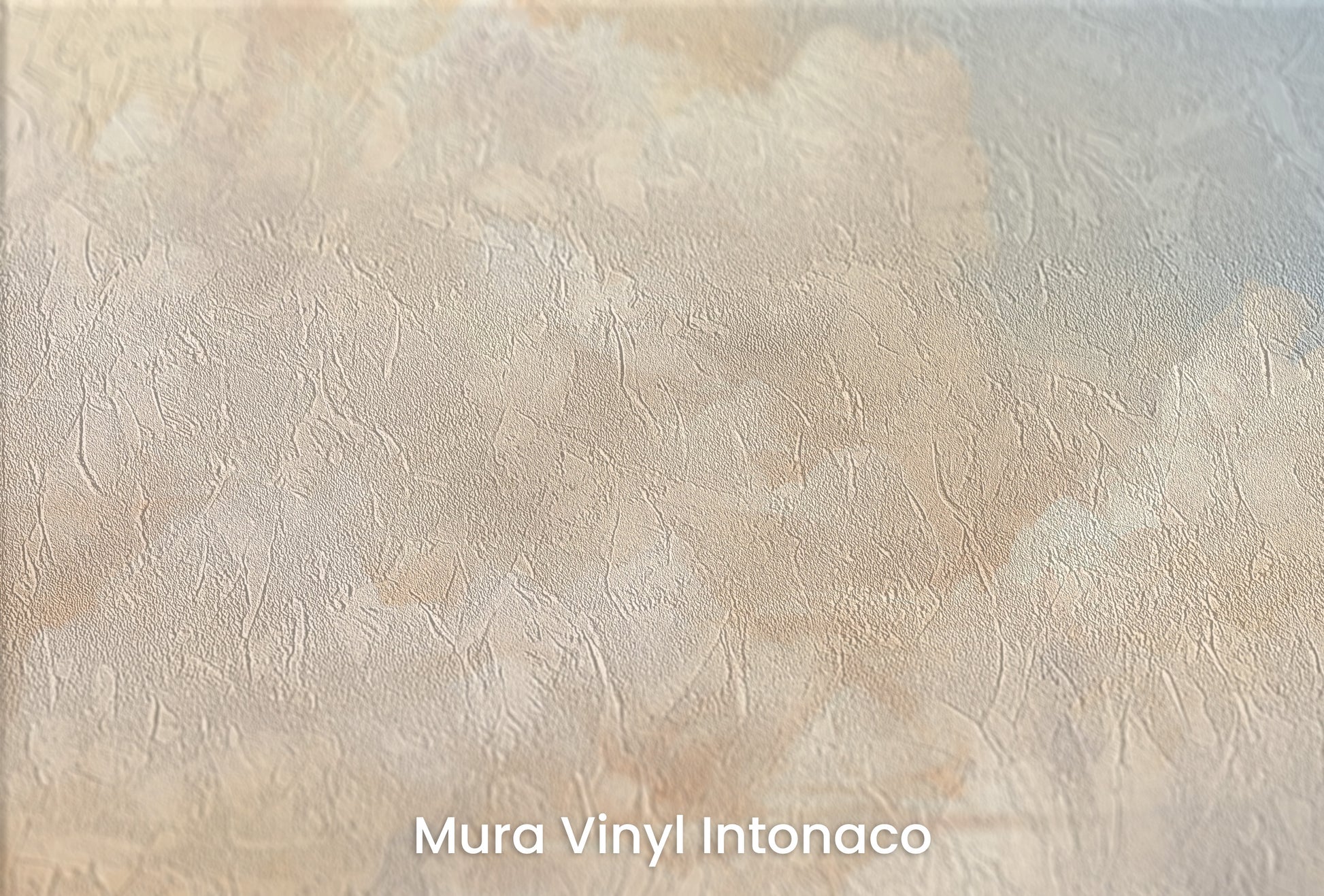 Zbliżenie na artystyczną fototapetę o nazwie CELESTIAL AMBER CASCADE na podłożu Mura Vinyl Intonaco - struktura tartego tynku.