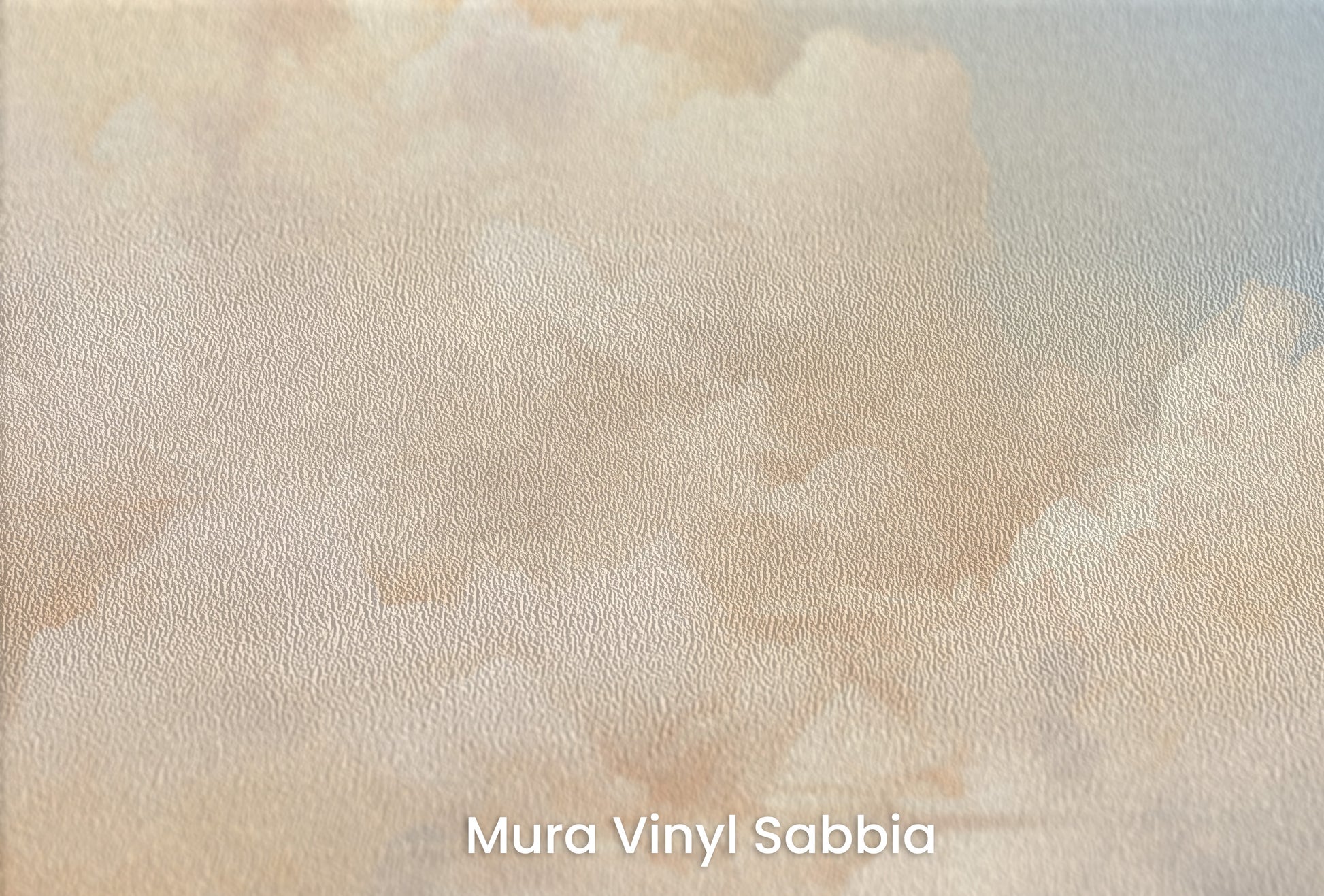 Zbliżenie na artystyczną fototapetę o nazwie CELESTIAL AMBER CASCADE na podłożu Mura Vinyl Sabbia struktura grubego ziarna piasku.