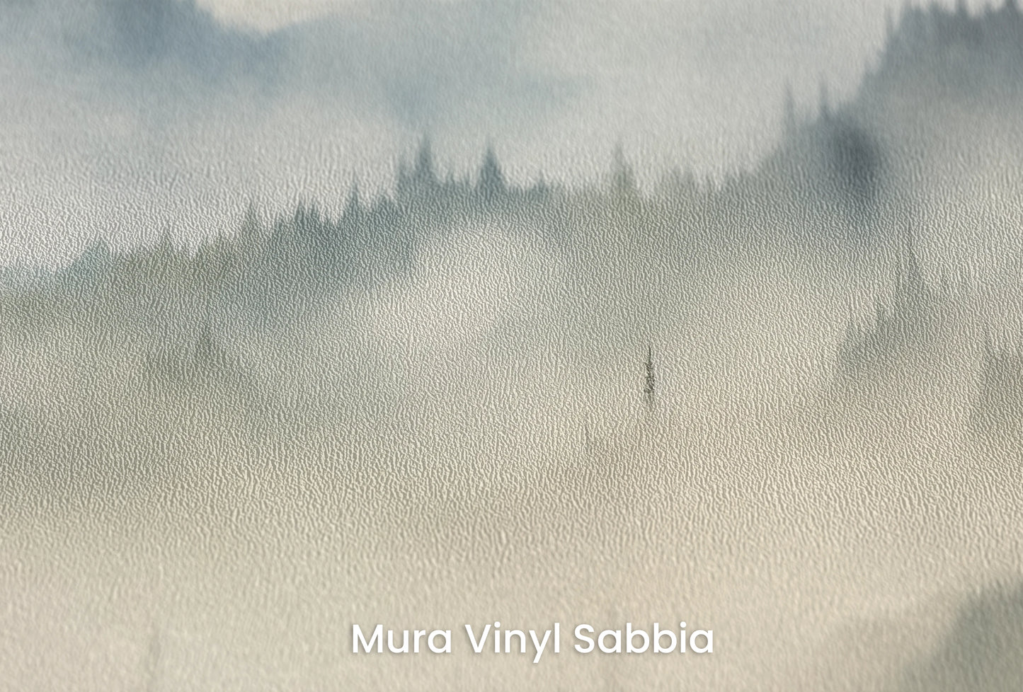 Zbliżenie na artystyczną fototapetę o nazwie Misty Mountain Layers na podłożu Mura Vinyl Sabbia struktura grubego ziarna piasku.