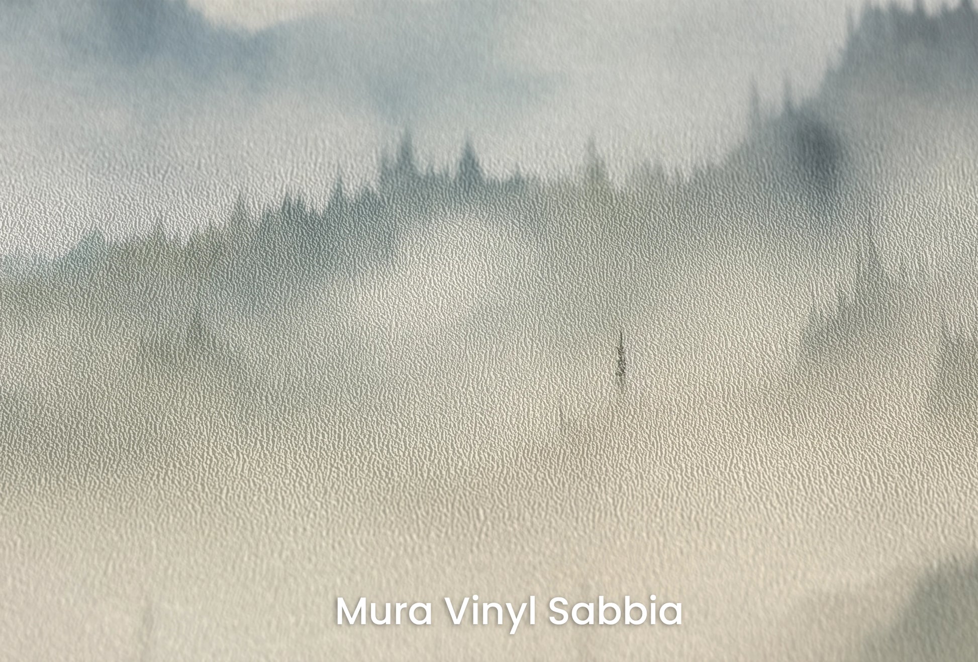 Zbliżenie na artystyczną fototapetę o nazwie Misty Mountain Layers na podłożu Mura Vinyl Sabbia struktura grubego ziarna piasku.