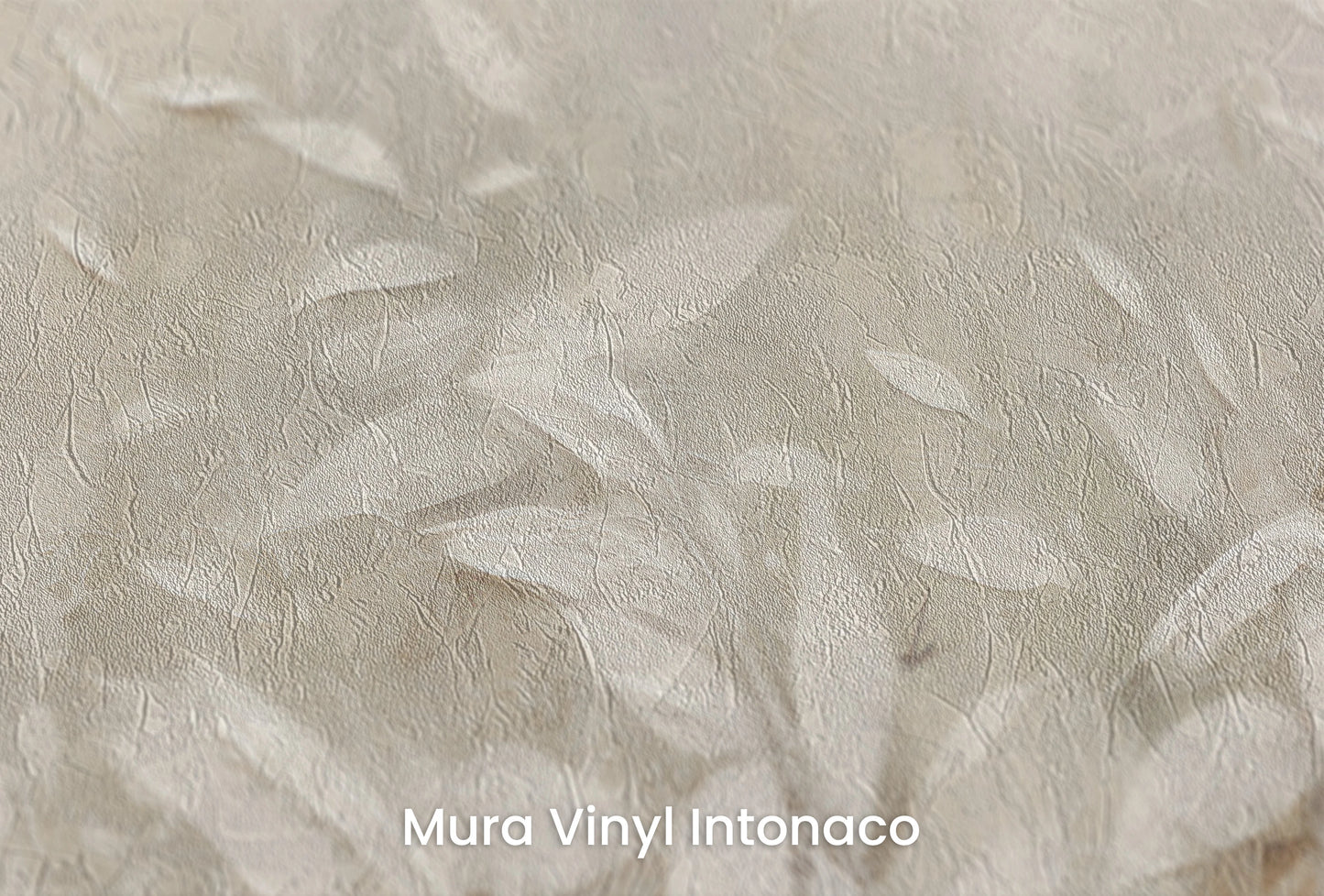 Zbliżenie na artystyczną fototapetę o nazwie White Foliage Whispers na podłożu Mura Vinyl Intonaco - struktura tartego tynku.