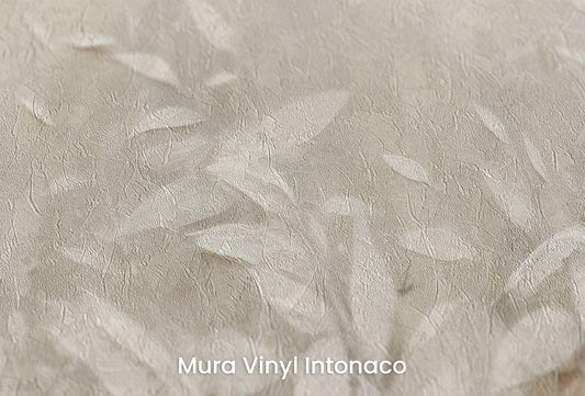 Zbliżenie na artystyczną fototapetę o nazwie White Foliage Whispers na podłożu Mura Vinyl Intonaco - struktura tartego tynku.