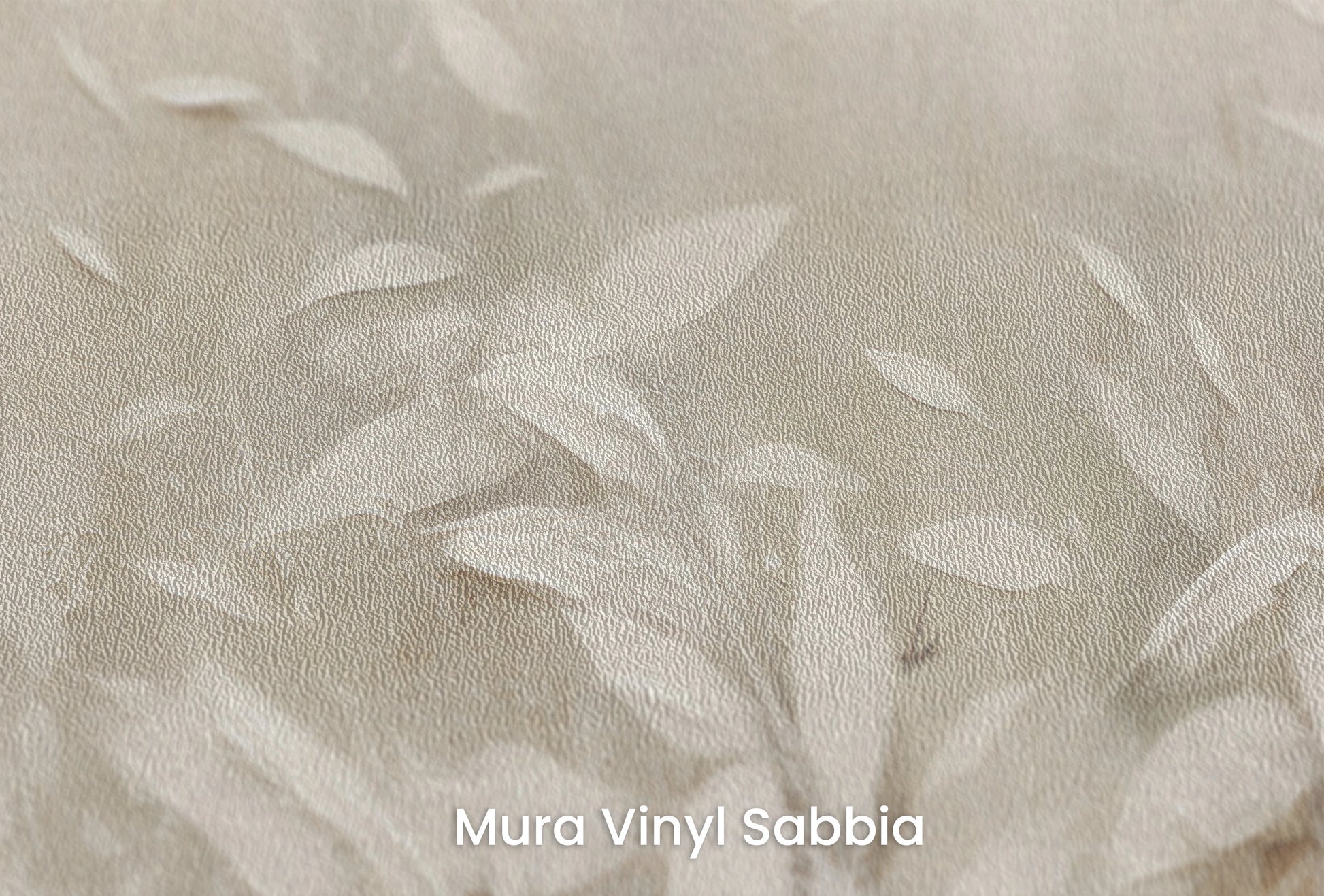 Zbliżenie na artystyczną fototapetę o nazwie White Foliage Whispers na podłożu Mura Vinyl Sabbia struktura grubego ziarna piasku.